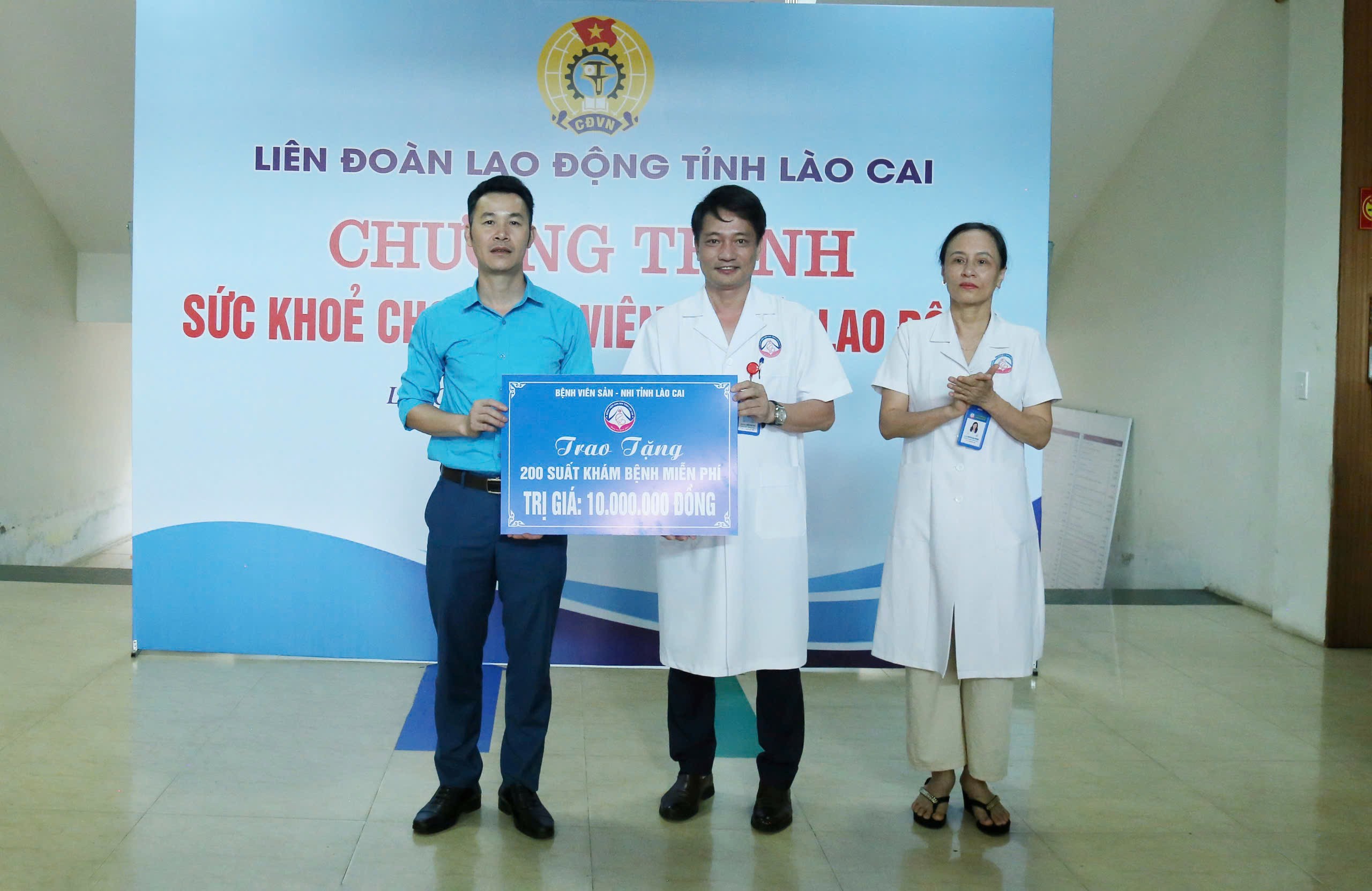 Lãnh đạo Bệnh viện Sản - Nhi tỉnh trao tặng 200 suất khám bệnh miễn phí. z6610279936172-1ed01bb599b608f9671f1f866602c6b5.jpg