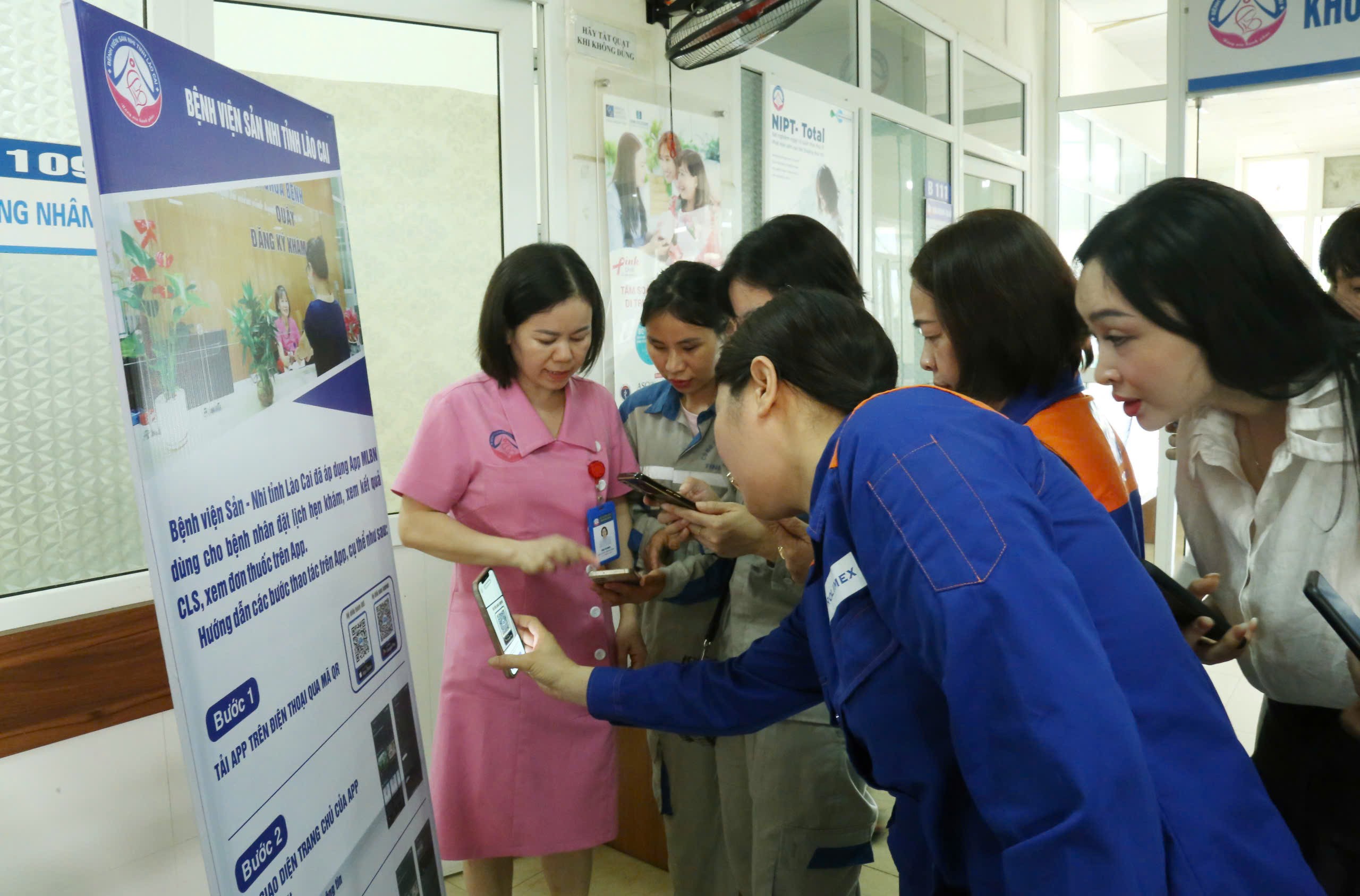 Người lao động tải app nhận kết quả khám bệnh và đơn thuốc. z6610279881457-8a5e2eb3662b8c9e27c0dd392d799454.jpg
