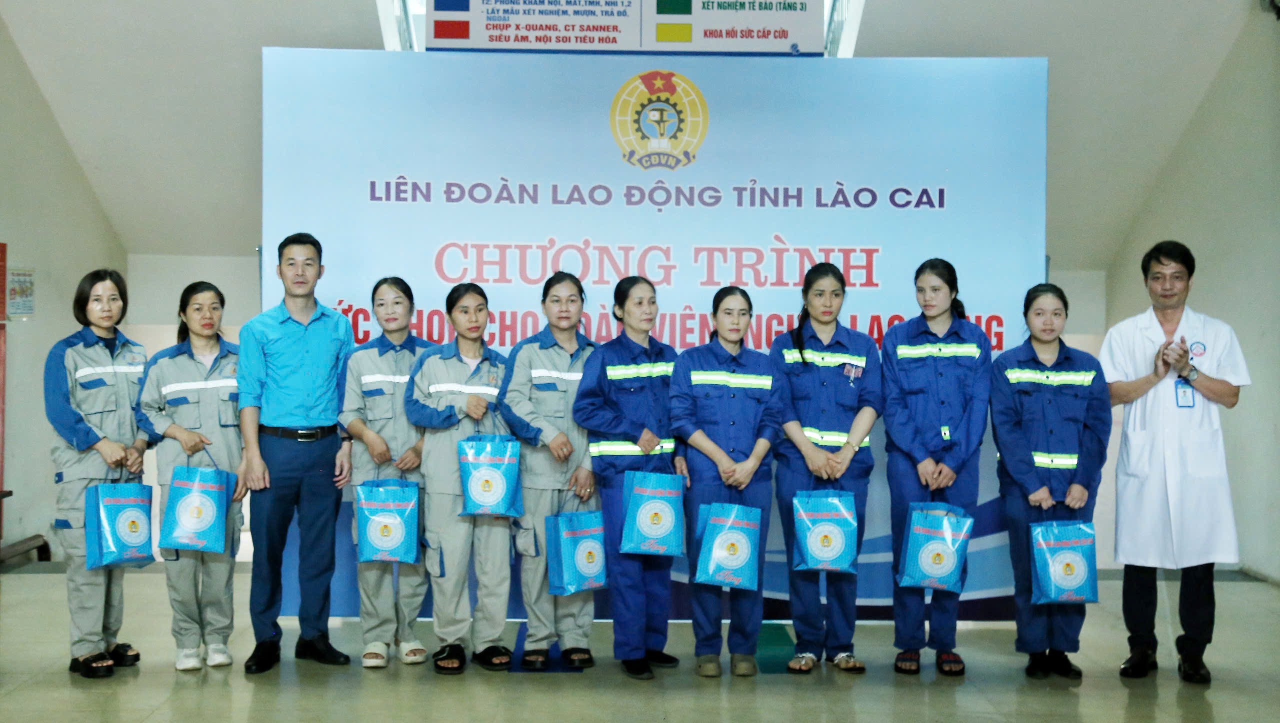 Trao quà cho đoàn viên, người lao động. z6610279927870-05a83f4a0ddffa87cf560cbd7c1ee854.jpg