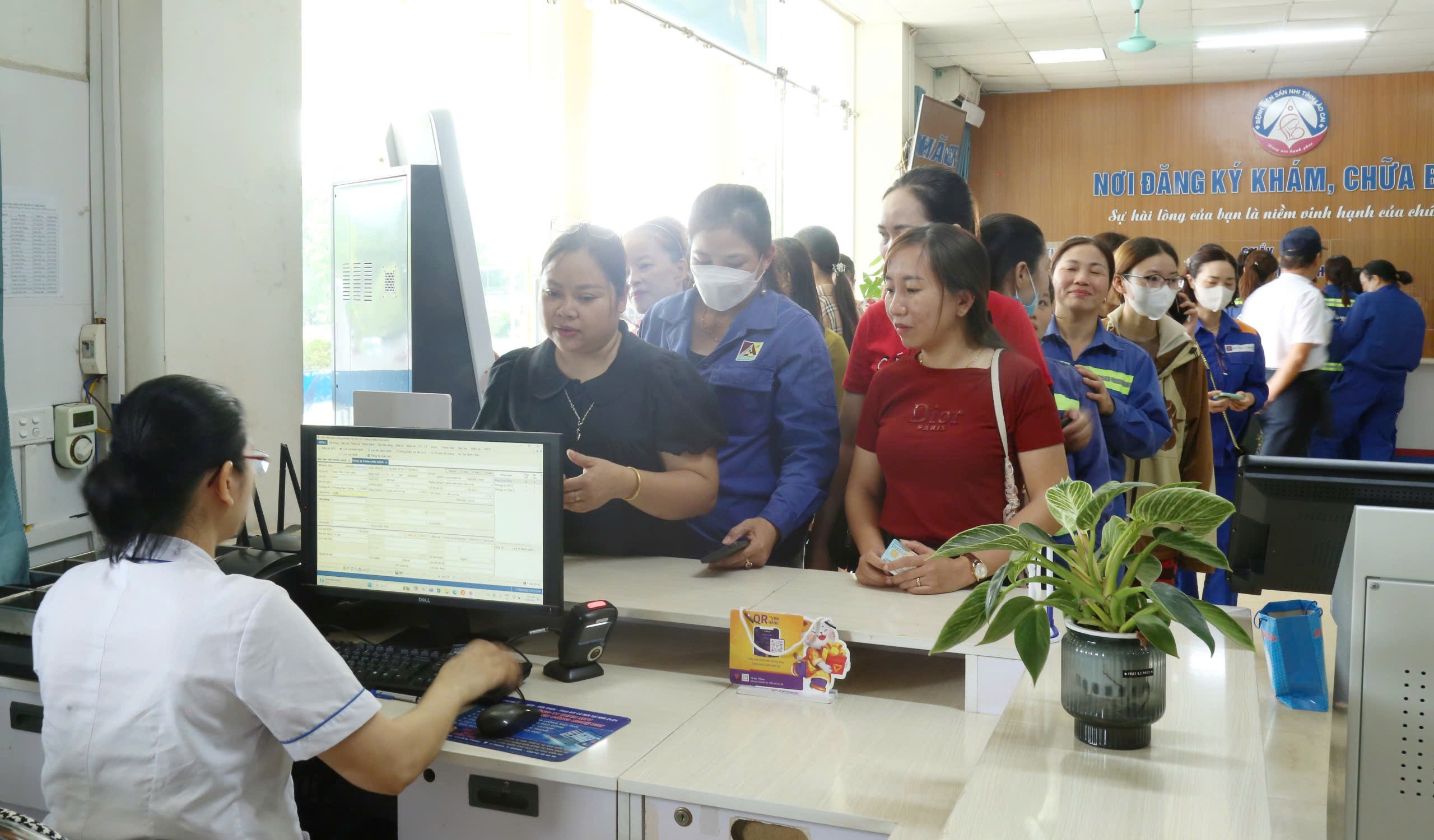 Người lao động đăng ký khám bệnh. z6610279881724-4bd0cf47f64b26e9b3ec5ae24d50f115.jpg