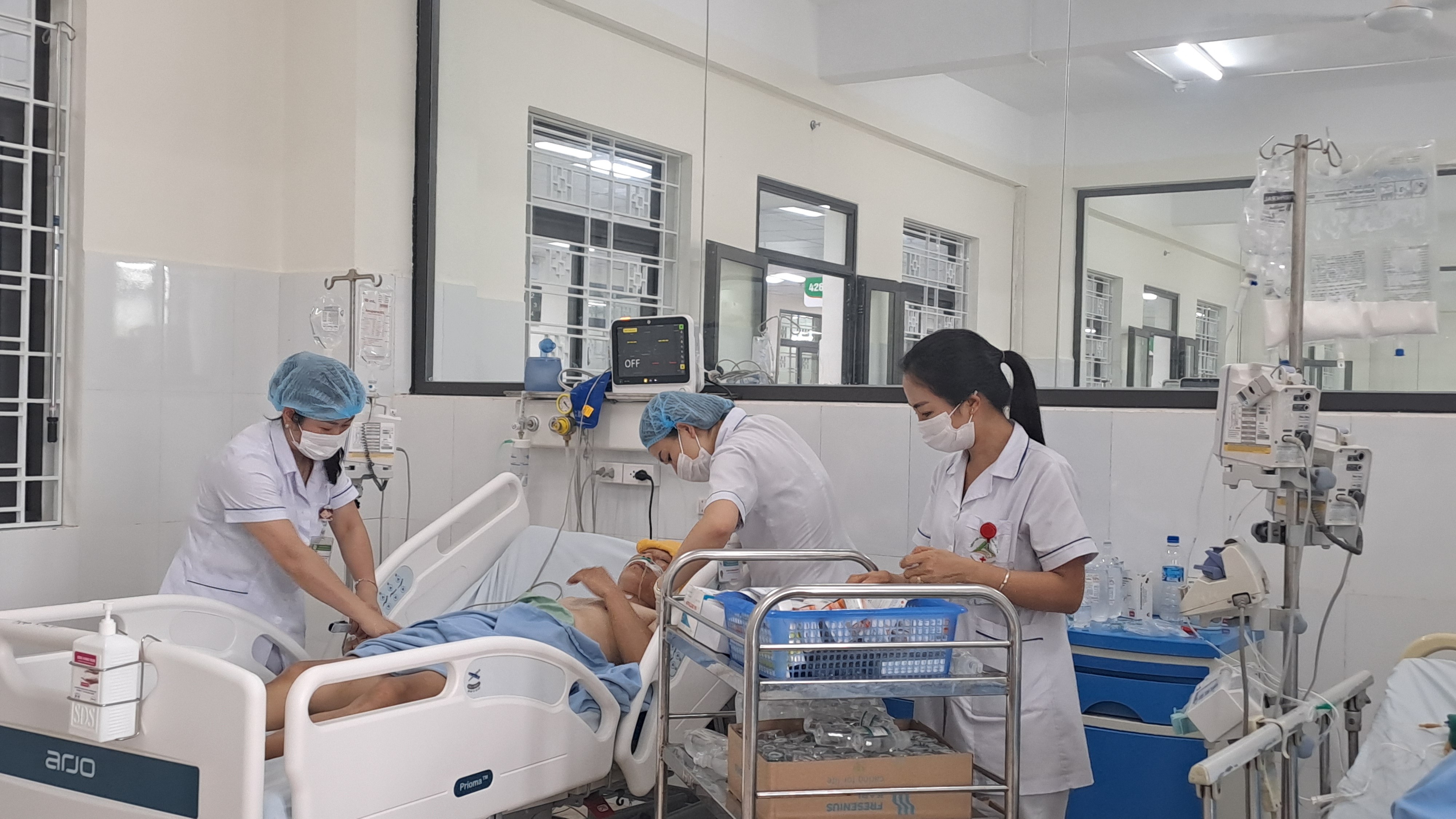 Đảm bảo công tác điều trị cho người bệnh. 1000035845.jpg