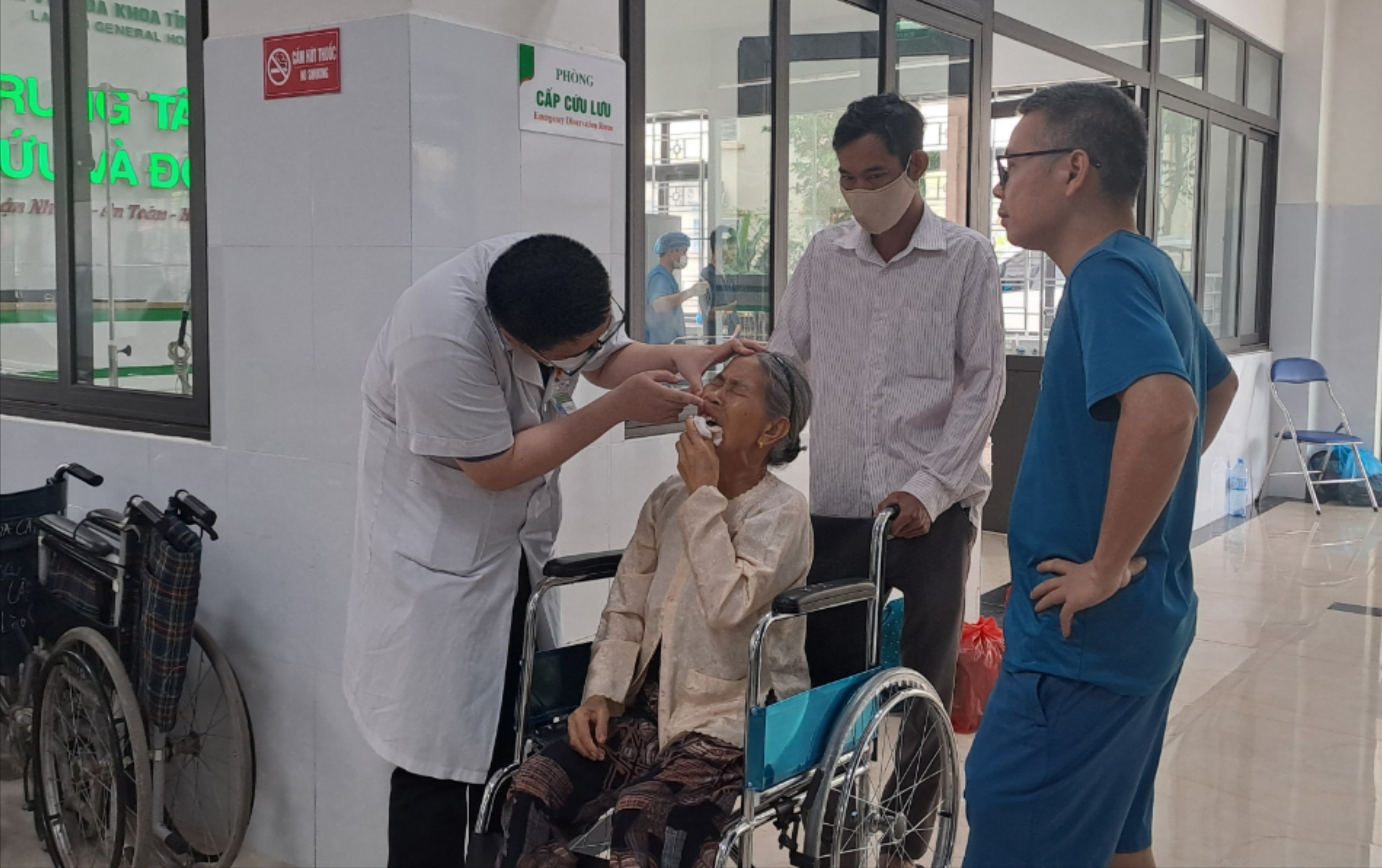 Người dân được xử trí cấp cứu kịp thời. 1000035822-5165.jpg