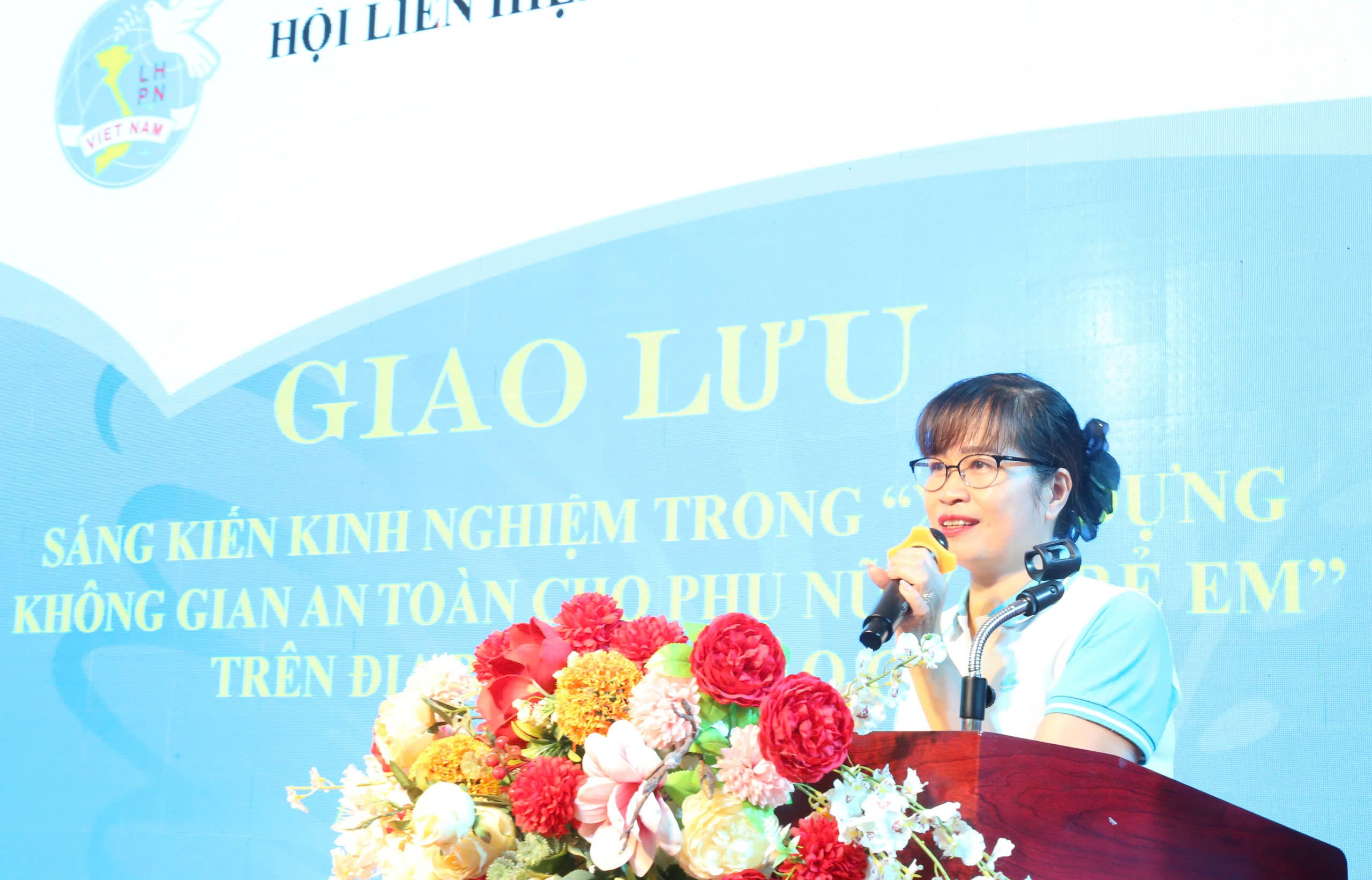 Đồng chí Đinh Minh Hà, Chủ tịch Hội Liên hiệp Phụ nữ tỉnh Lào Cai phát biểu tại buổi giao lưu. z6720834898407-cc7c66b3a7e7565523744a415eecea68.jpg