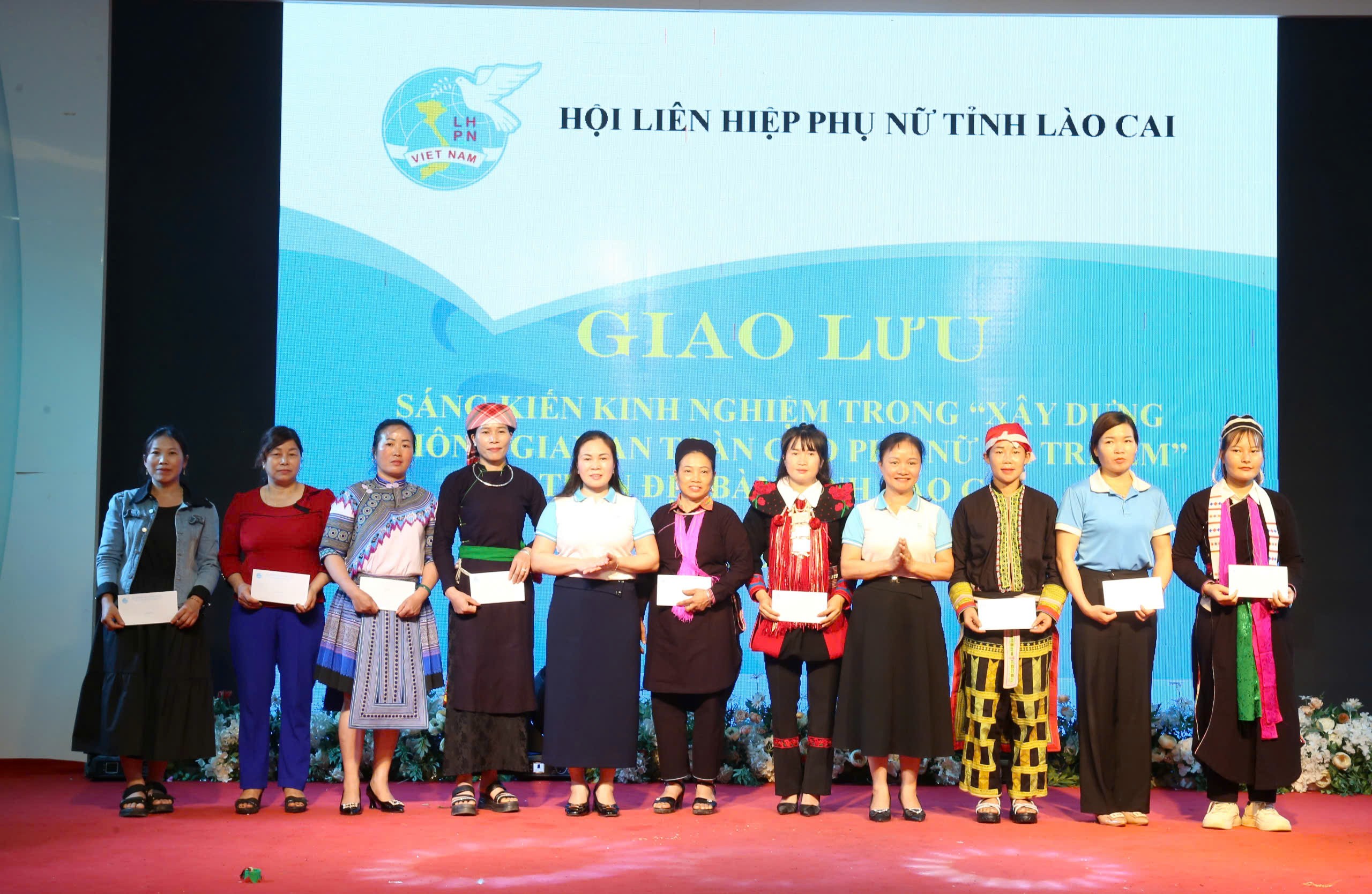 Biểu dương, tặng quà 9 mô hình tiêu biểu. z6720834888743-66b6133c4c71000ede2af7bc7ee50d1e.jpg