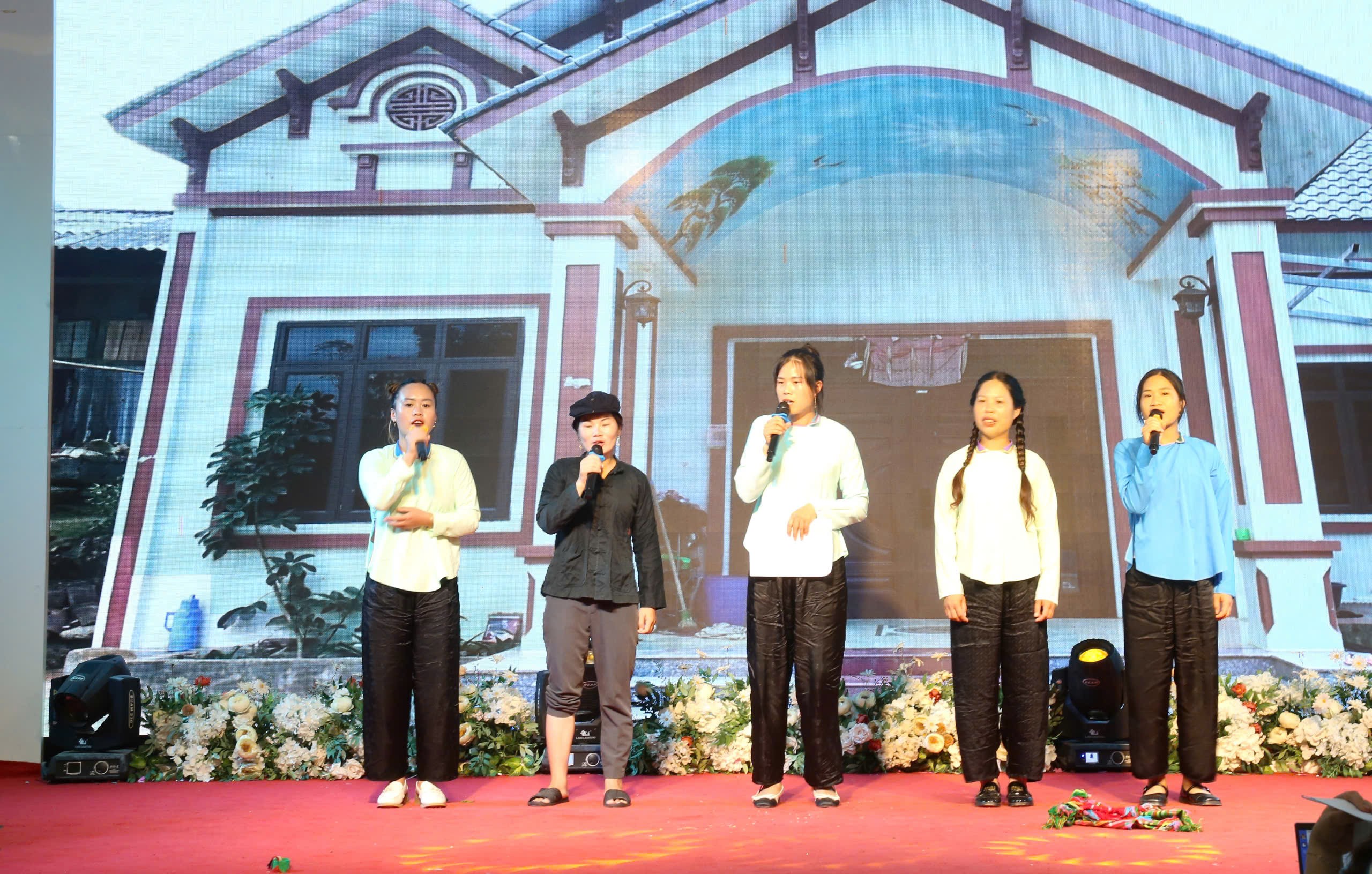 Trình diễn tiểu phẩm giao lưu tuyên truyền phòng, chống bạo lực gia đình, xâm hại tình dục trẻ em, phân biệt đối xử đối với phụ nữ và trẻ em. z6720834909210-c7c09a19dd9573f9ea8b861f80ffe9c3.jpg
