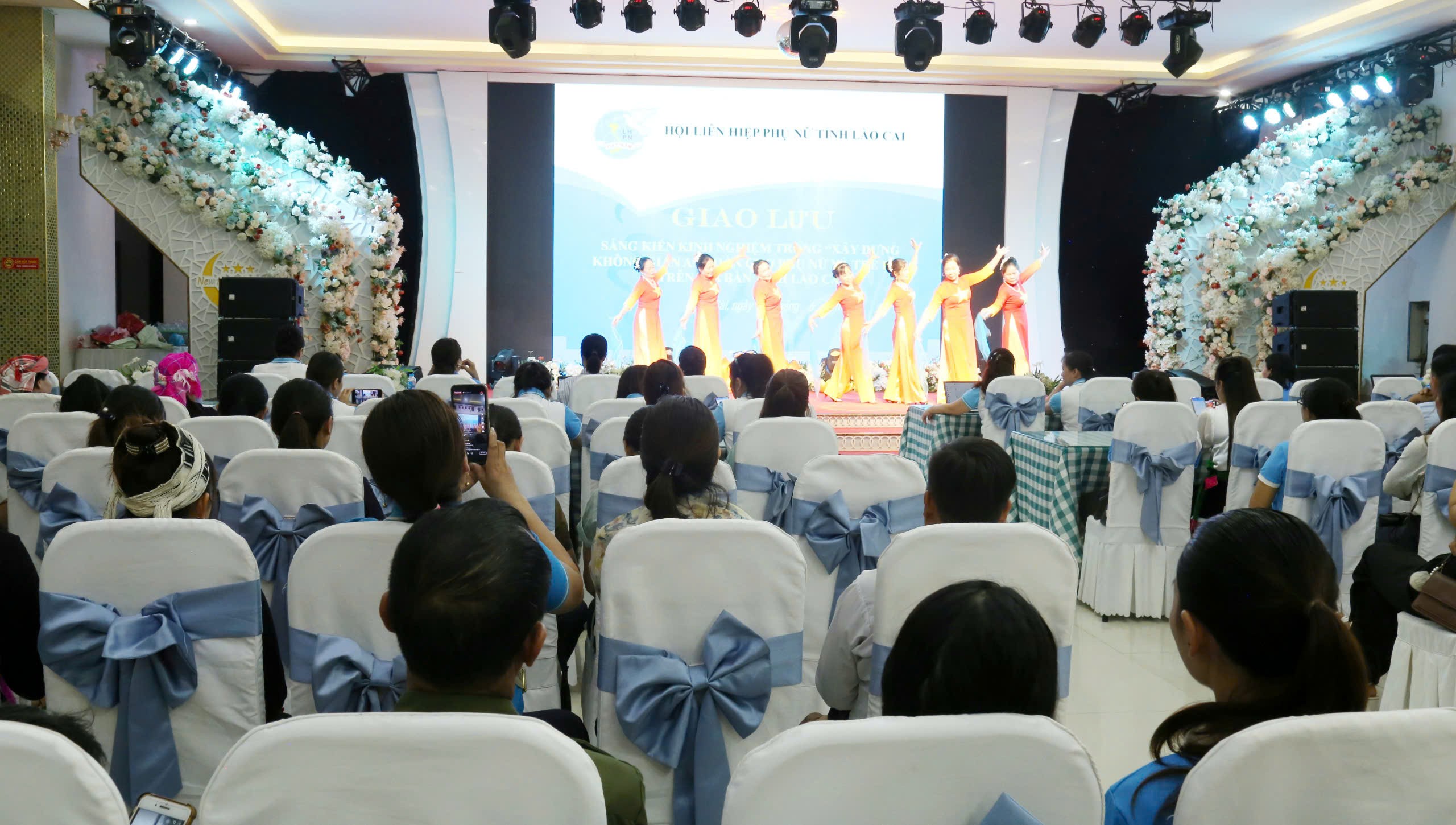 Quang cảnh chương trình giao lưu. z6720834923300-aeda34304b985d7e2a708423f7043938.jpg