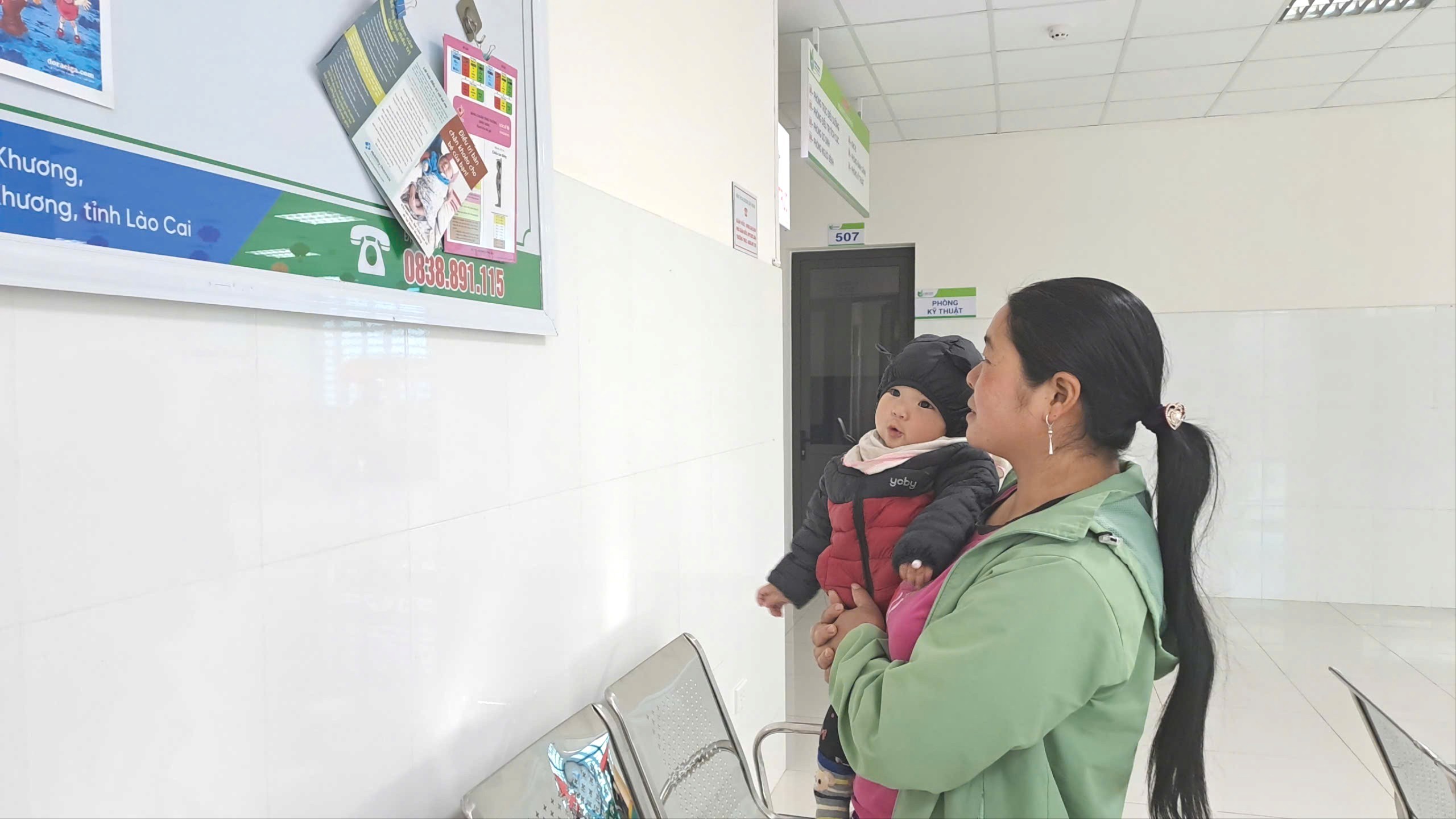 Người dân tìm hiểu thông tin tuyên truyền tại cơ sở y tế để chủ động phòng bệnh cho trẻ. z6283930861260-4e62370de40cff2d6414f5199a663361-5904.jpg