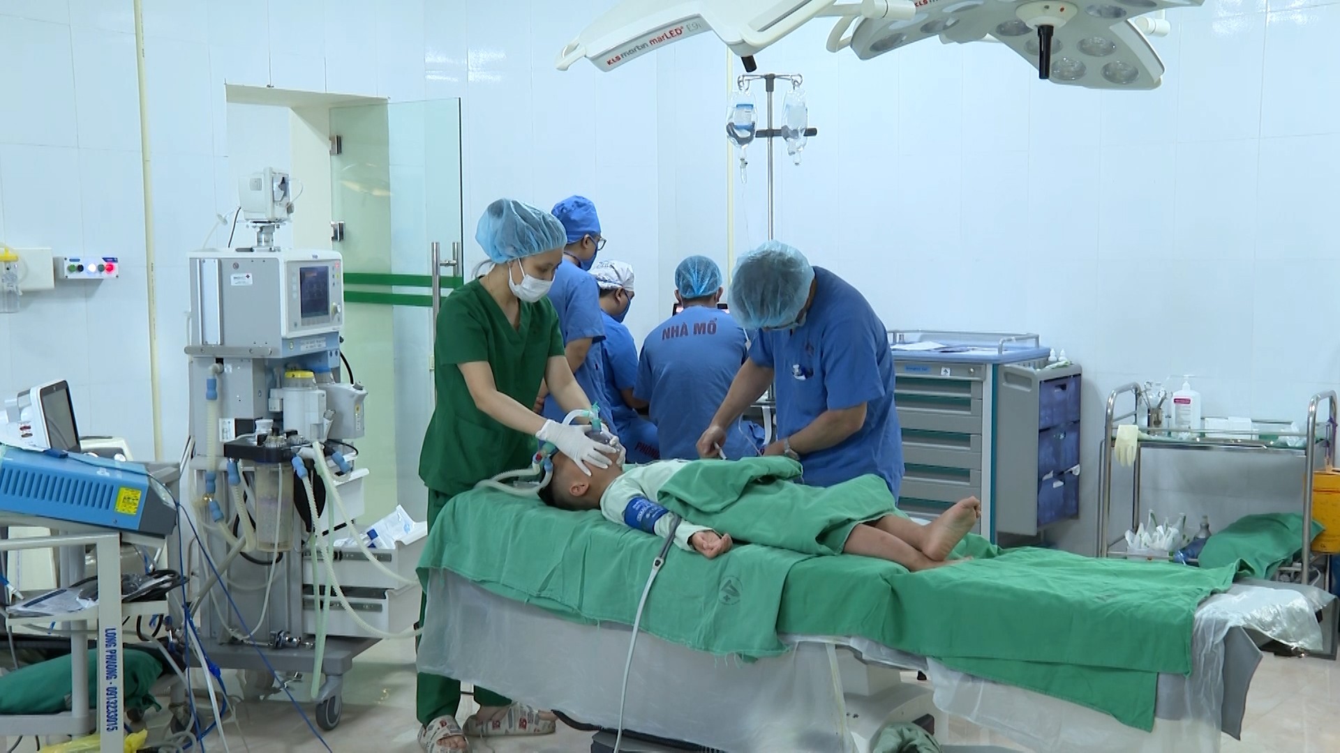 Các chuyên gia y tế tuyến Trung ương thực hiện ca phẫu thuật. 1000037513.jpg