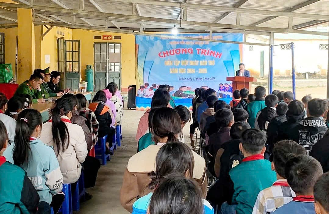 Trạm Y tế xã Bản Lầu, huyện Mường Khương tuyên truyền cho học sinh Trường Tiểu học và THCS Na Lốc. z6360228393702-18a6323cf771b756062760b534da3e89.jpg