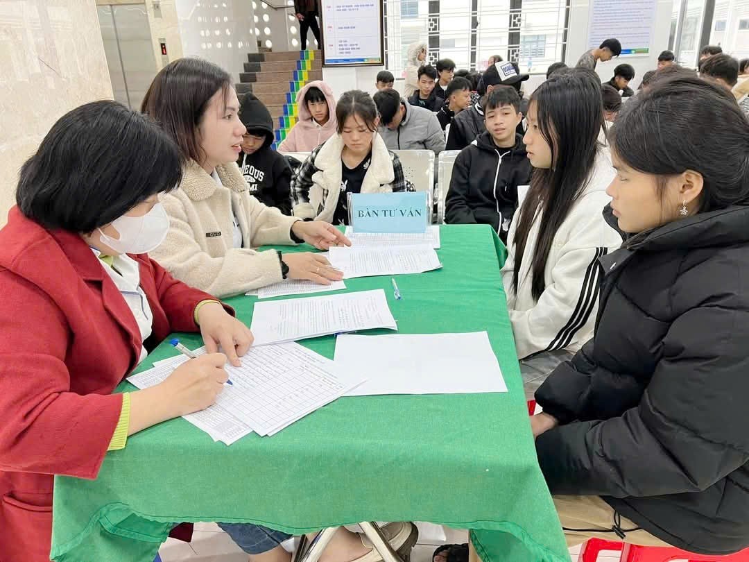 Cán bộ y tế tư vấn sức khỏe và tuyên truyền kiến thức phòng, chống tảo hôn, hôn nhân cận huyết thống cho học sinh. z6360228386947-c9e4ec55b23591e7411fcd39d760813c.jpg
