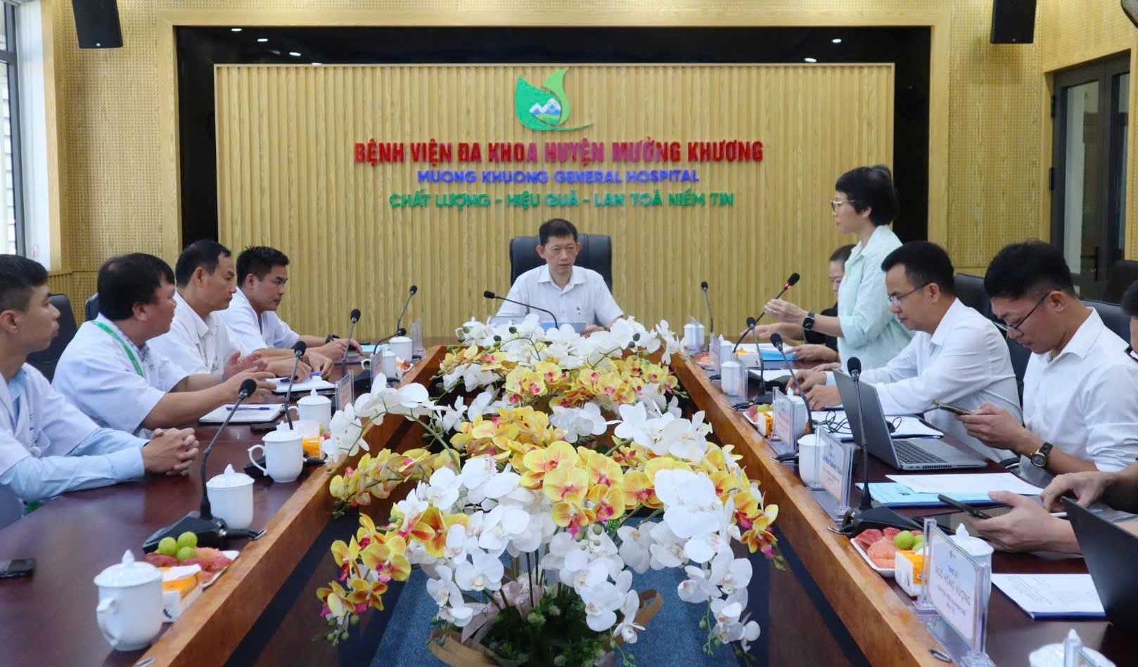 Quang cảnh buổi làm việc z7130118743167-46db1cc16535e0970ce315c58ce9d03b.jpg
