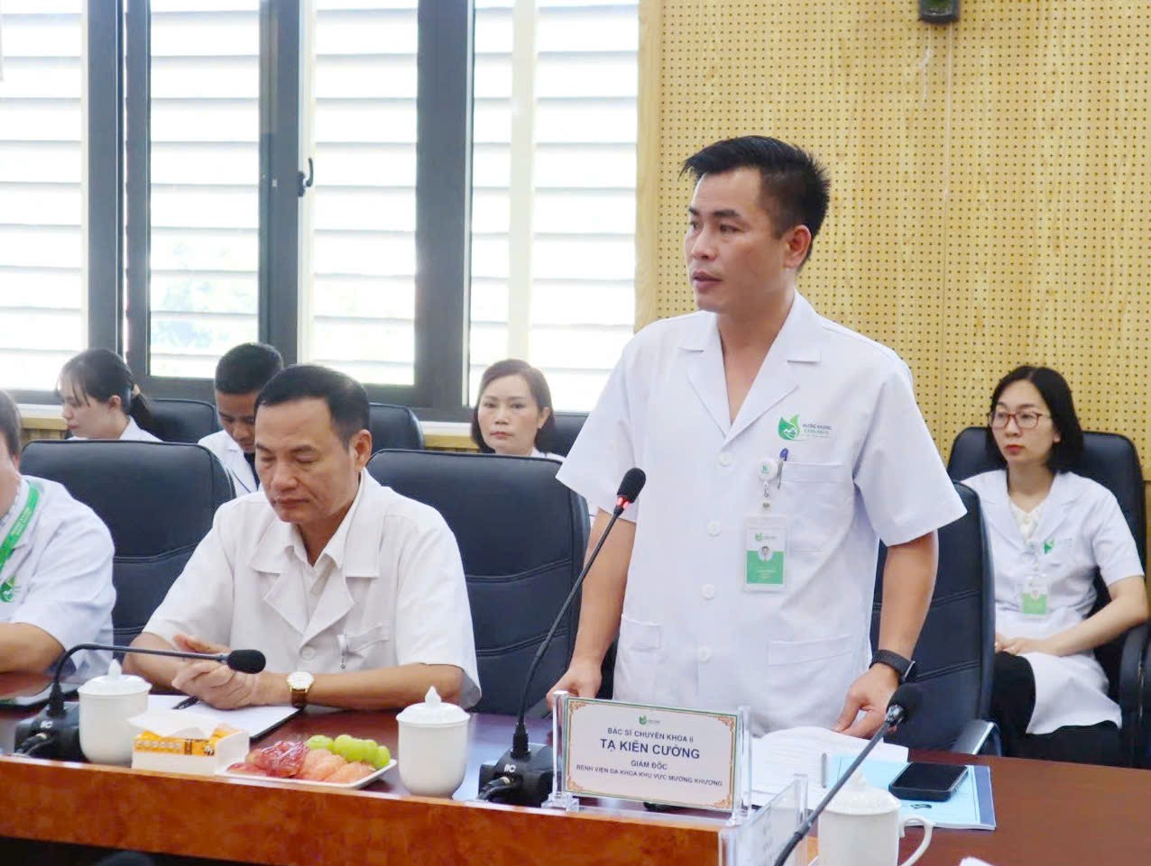 Bác sĩ Tạ Kiên Cường, Giám đốc Bệnh viện Đa khoa khu vực Mường Khương phát biểu tại buổi làm việc. z7130118705247-2a5cc20ade9c4d04080807cbe3cde251.jpg