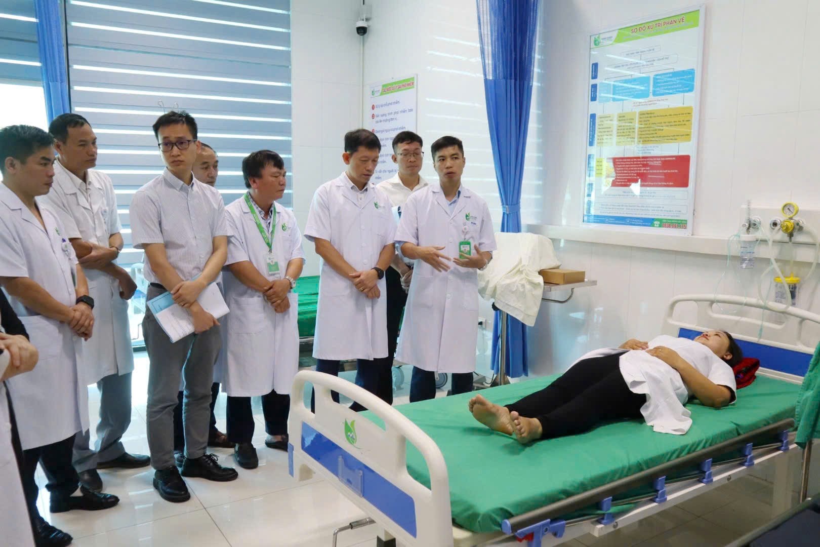 Khảo sát điều kiện cơ sở vật chất và quy trình chuyên môn tại bệnh viện. z7130118726599-322dc2ea39190ae14f8e9a2cc849b337.jpg
