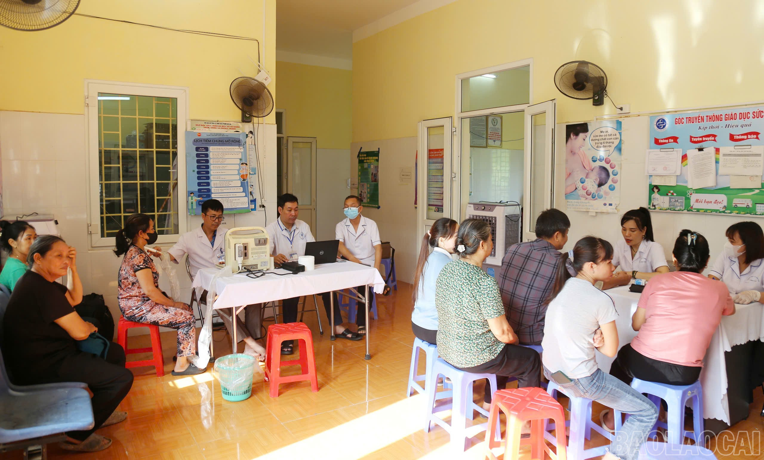 Người dân đến Phân Trạm y tế Vạn Hòa để khám sàng lọc. baolaocai-br_z6817625925927-2940525f9605b75120dceae7244f838f.jpg
