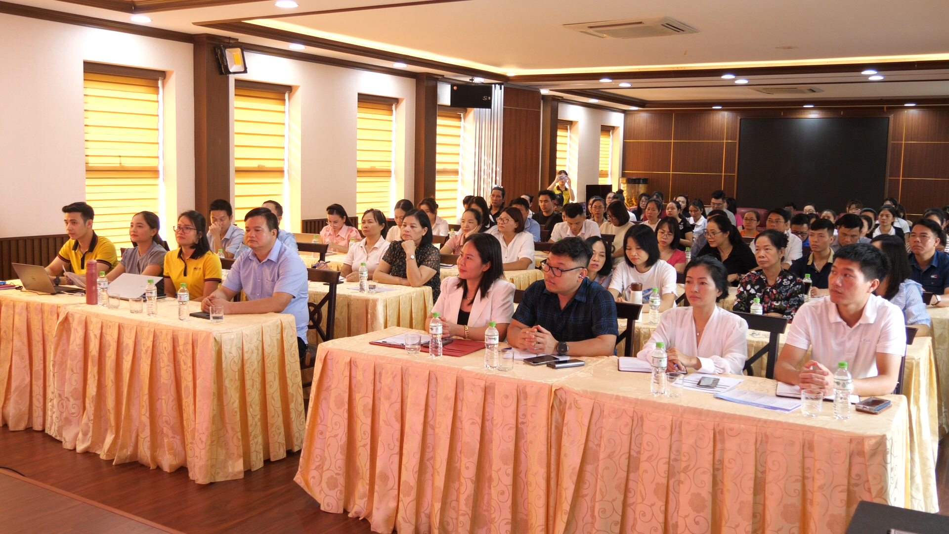 Hơn 60 doanh nghiệp tham gia hội thảo. tap-huan-thue00-03-17-13still002.png
