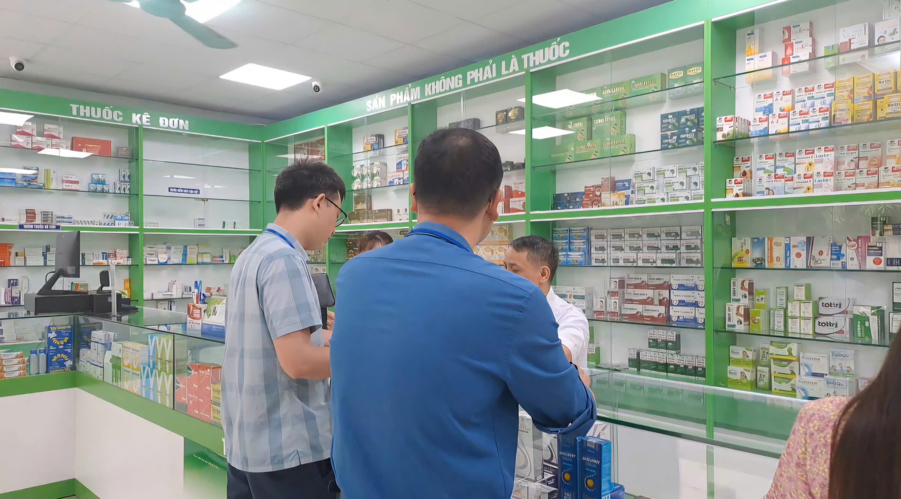 Kiểm tra đột xuất các quầy thuốc, nhà thuốc. z6633538517833-d6a4e4f3a64db4620b02edb67cfa02d6.jpg