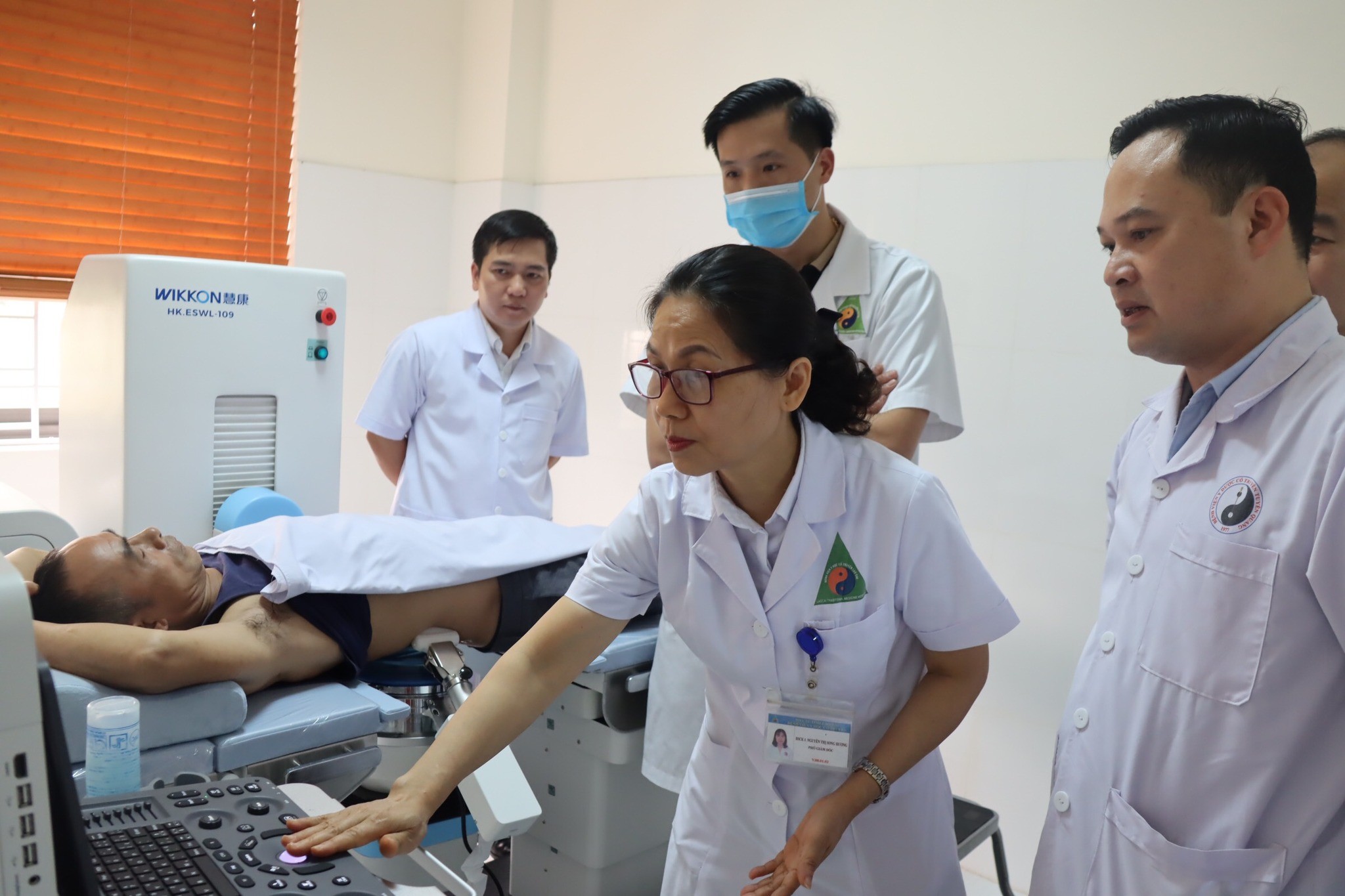 Kỹ thuật tán sỏi ngoài cơ thể bằng sóng xung kích dưới định vị siêu âm là phương pháp điều trị hiện đại, hiệu quả. 484176174-1191397749413654-8938755472058971256-n.jpg