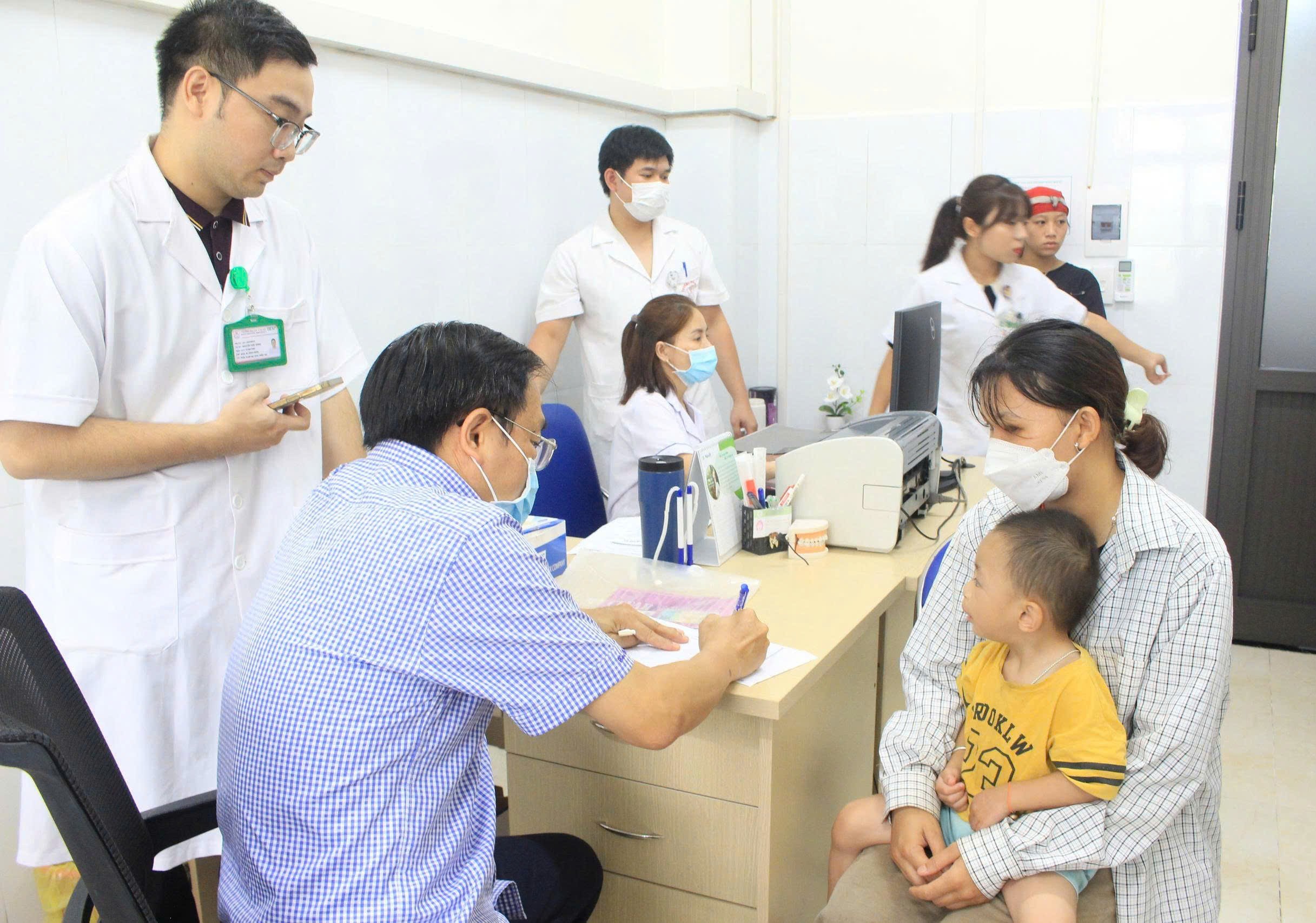 Chuyên gia y tế tuyến Trung ương khám sàng lọc cho trẻ em khuyết tật. z6710377659998-ad175dafa8b82eba47f28db0244b9f60.jpg