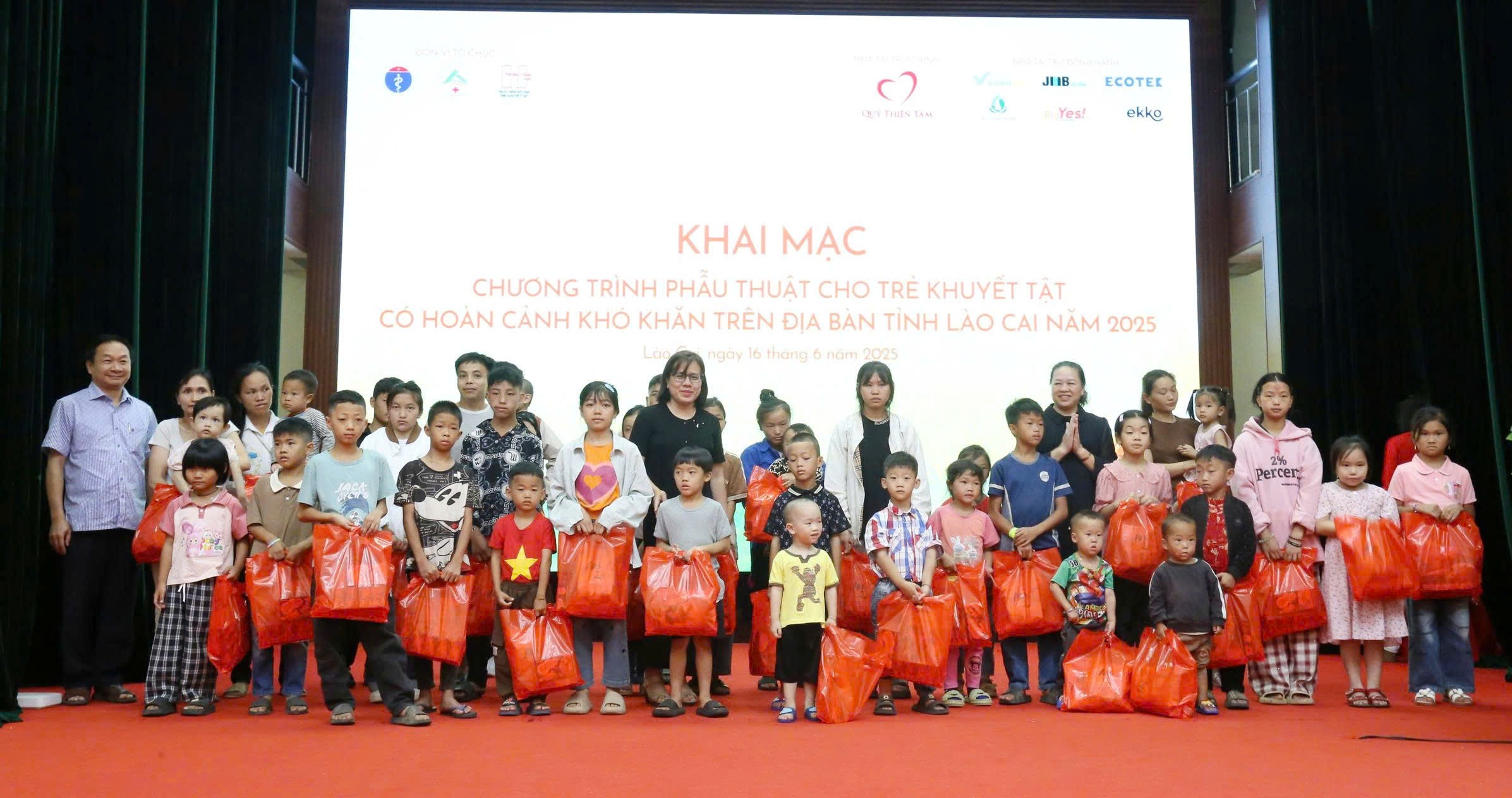 Trao quà cho trẻ em khuyết tật có hoàn cảnh khó khăn. z6710377732001-15a91033e4690d9a53f8fca3e04f7ec2.jpg