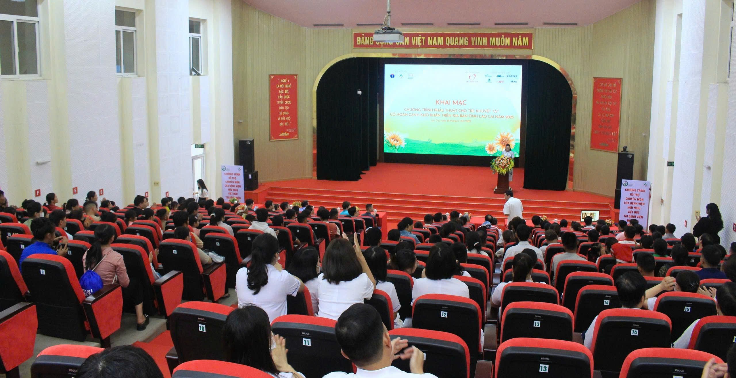 Quang cảnh chương trình. z6710377671612-95a7bf455afd250fd83394c1acafd679.jpg