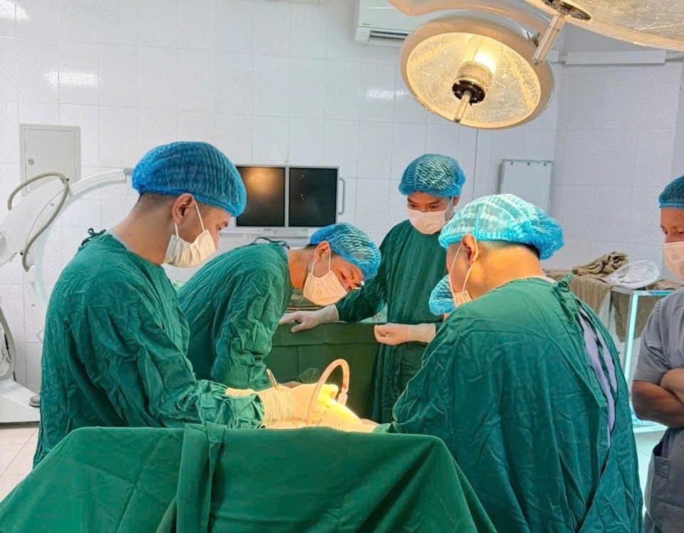 Các bác sỹ hai đơn vị phối hợp thực hiện thành công ca phẫu thuật. (Ảnh: CTV) z7161283624436-c54c3b9ecff1557ec866a371890688a1.jpg