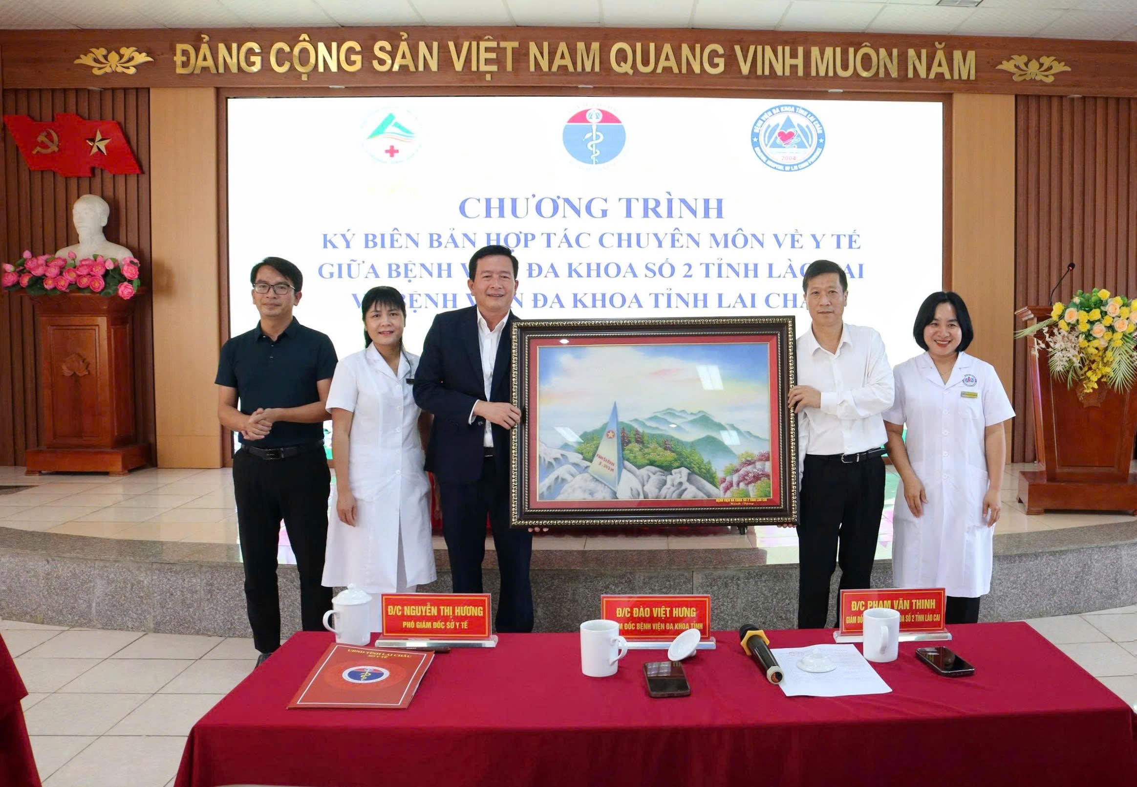 Lãnh đạo 2 đơn vị bệnh viện trao quà kỷ niệm. (Ảnh: CTV) z7161257317745-64fbac83e0d6e72eef8fb682b6b81151.jpg