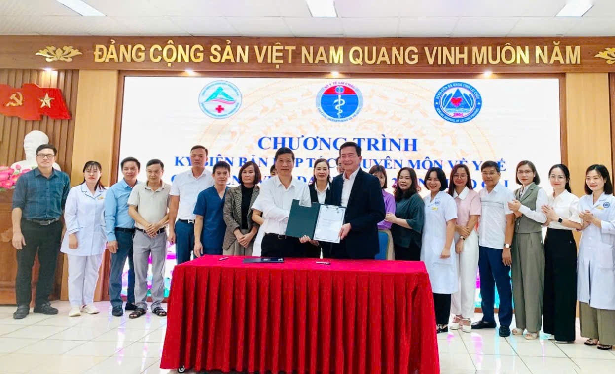 Lãnh đạo 2 đơn vị ký kết hợp tác y tế. (Ảnh: CTV) z7161257286832-0e518e186859ebfd02a5acba8ed76cba.jpg