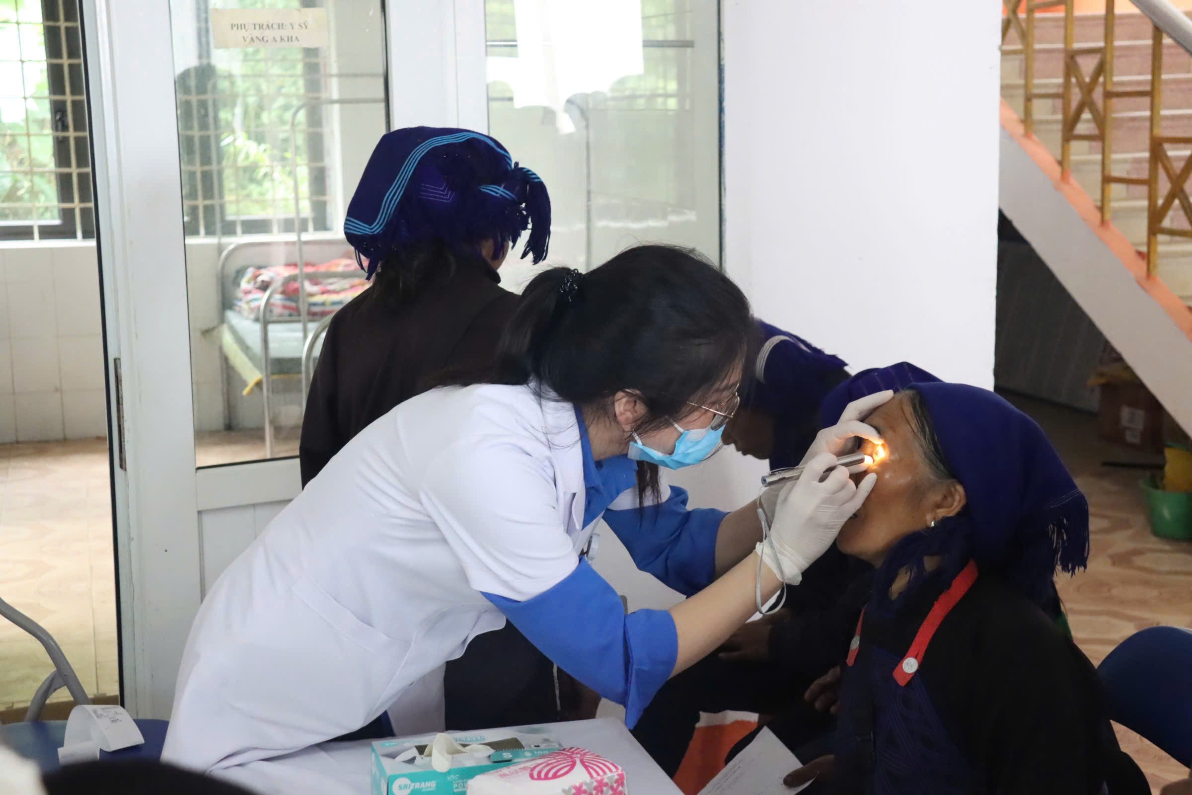 Người dân được bác sĩ Bệnh viện Y học cổ truyền khám và tư vấn chăm sóc sức khỏe. z6937627126790-54605c36d2516fa695876c5edcc579eb.jpg