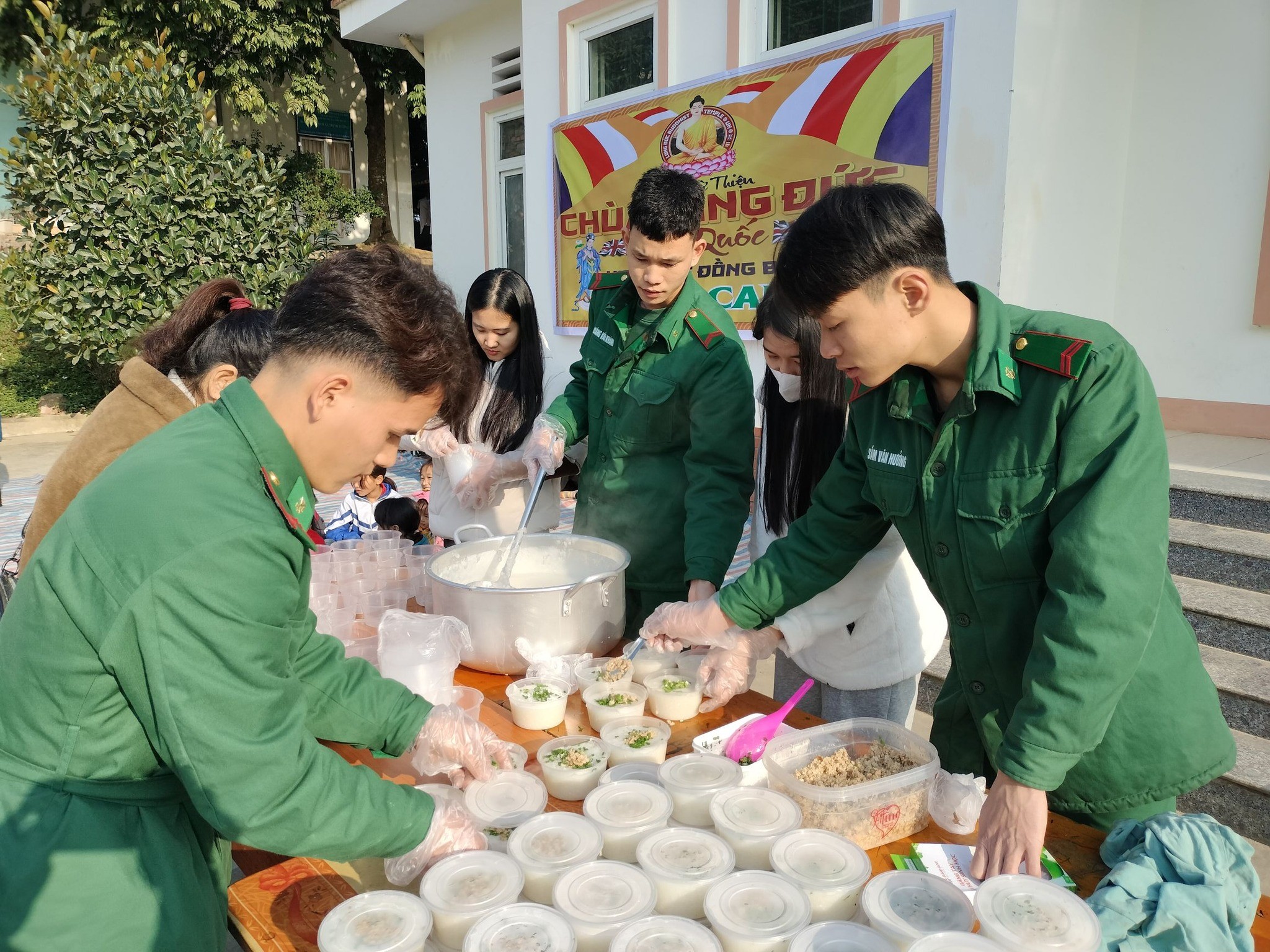 Các chiến sĩ Đồn Biên phòng Trịnh Tường chuẩn bị những phần cháo nóng hổi cho bà con. 473424501-2902336136598363-3168031237647919177-n.jpg