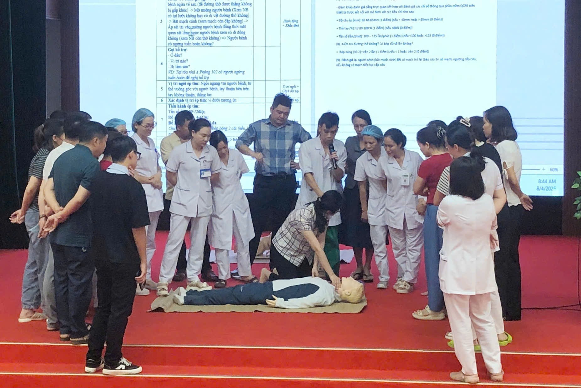Bác sỹ Trung tâm Cấp cứu A9, Bệnh viện Bạch Mai hướng dẫn thực hành tại Bệnh viện Đa khoa số 2 tỉnh Lào Cai trong ngày 5/8. z6879756240935-722aceeff11e376bfcf75bb4aedcf029.jpg
