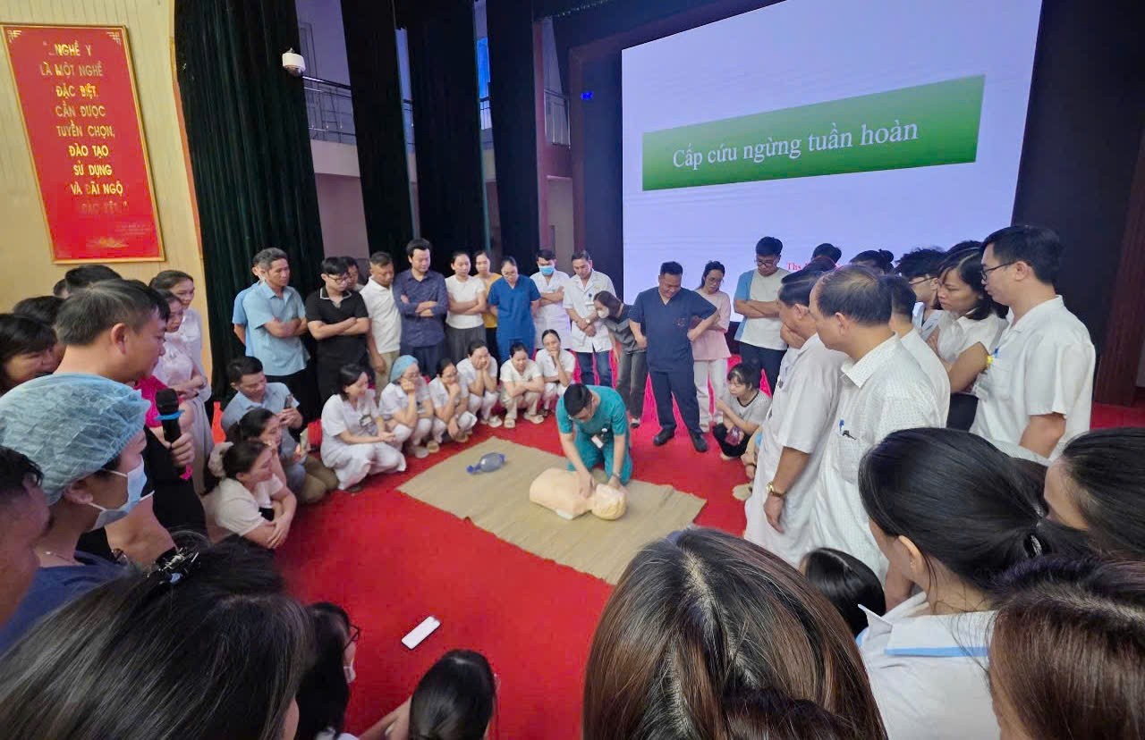Hướng dẫn cấp cứu ngừng tuần hoàn trên mô hình. z6879669238789-b70504767a5f258d6a9901aea1eb421f.jpg