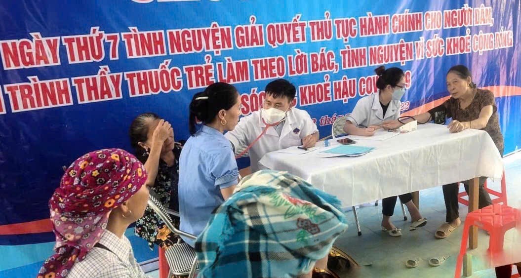 Bác sỹ Vàng Seo Sào trong một buổi khám bệnh tình nguyện cho bà con. z6591758383221-07f56e4d038625929d6eee42aa871147.jpg