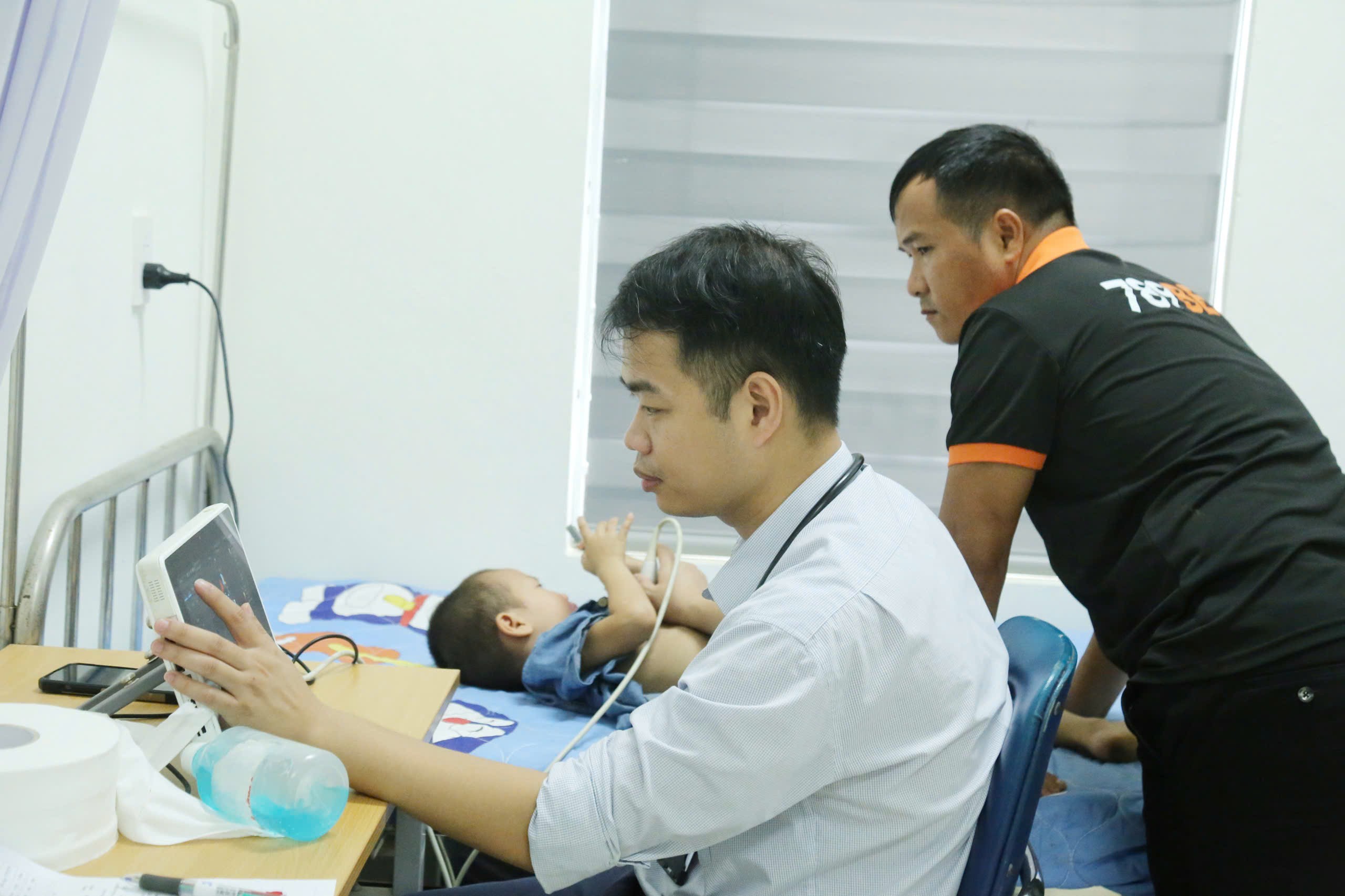 Bác sỹ Trung tâm Tim mạch, Bệnh viện E siêu âm sàng lọc tim bẩm sinh cho trẻ em. z7008685372795-c0532e0120ca3e068624cdd8200c3606.jpg