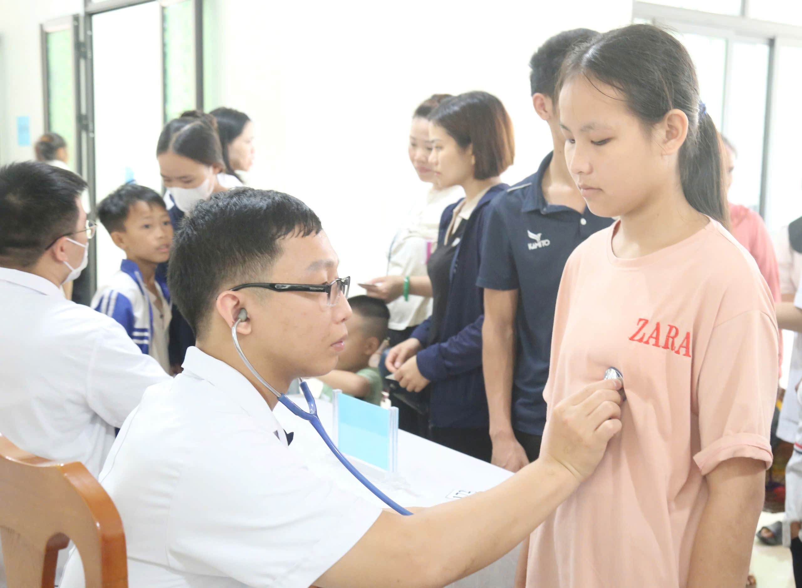 Khám sàng lọc giúp phát hiện sớm khuyết tật ở trẻ. z7008685396257-09e376c37a3303739c53bb47d10e93c3.jpg
