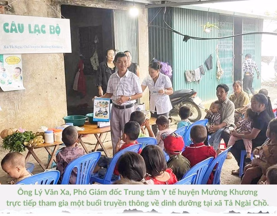 Ông Lý Văn Xa, Phó Giám đốc Trung tâm Y tế huyện Mường Khương trực tiếp tham gia một buổi truyền thông về dinh dưỡng tại xã Tả Ngài Chồ..jpg