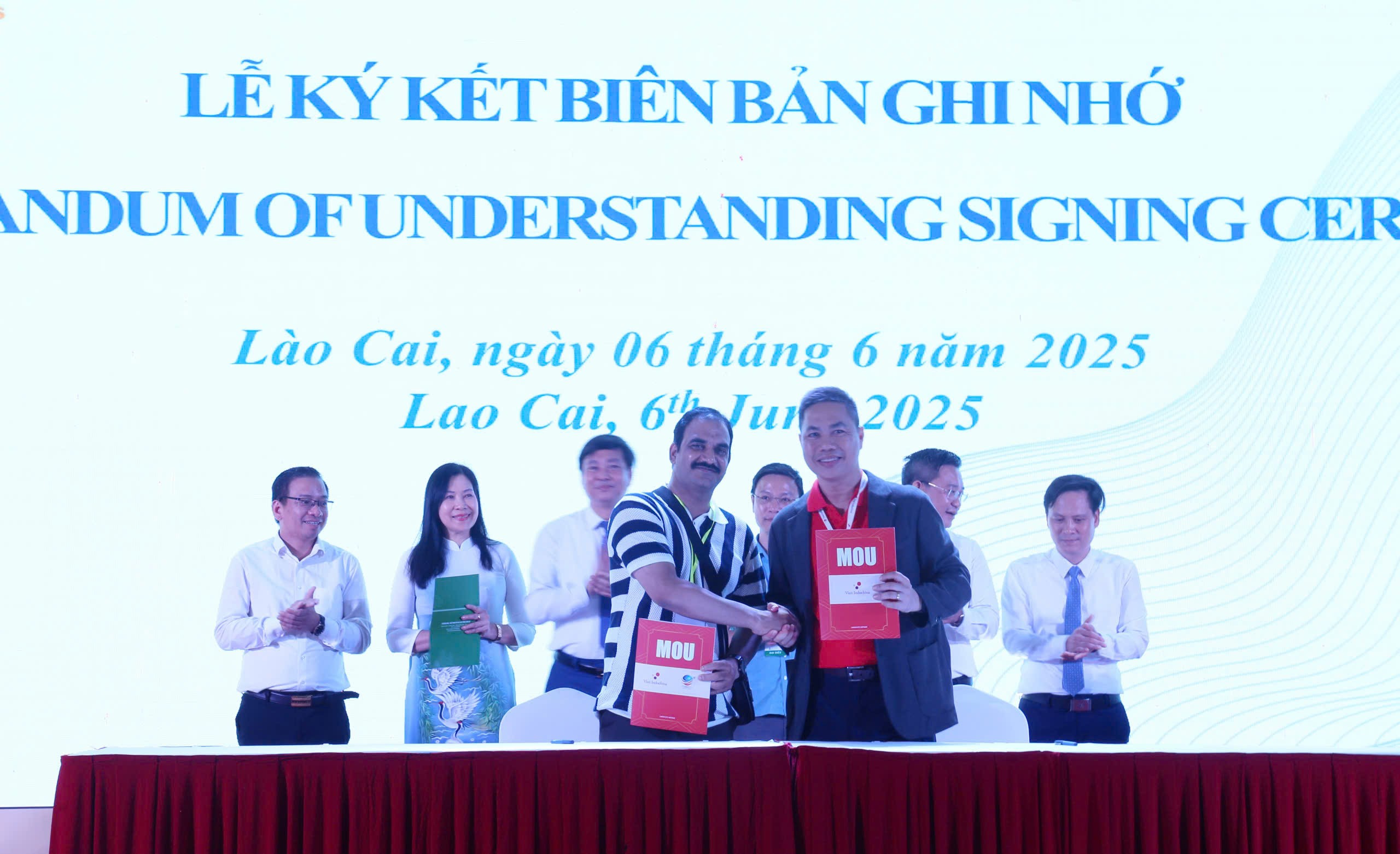 ការចុះហត្ថលេខាលើអនុស្សរណៈនៃកិច្ចសហប្រតិបត្តិការរវាងសហគ្រាស។ z6678492052068-69196dd2bbd24e1e13cd129006be2c89.jpg