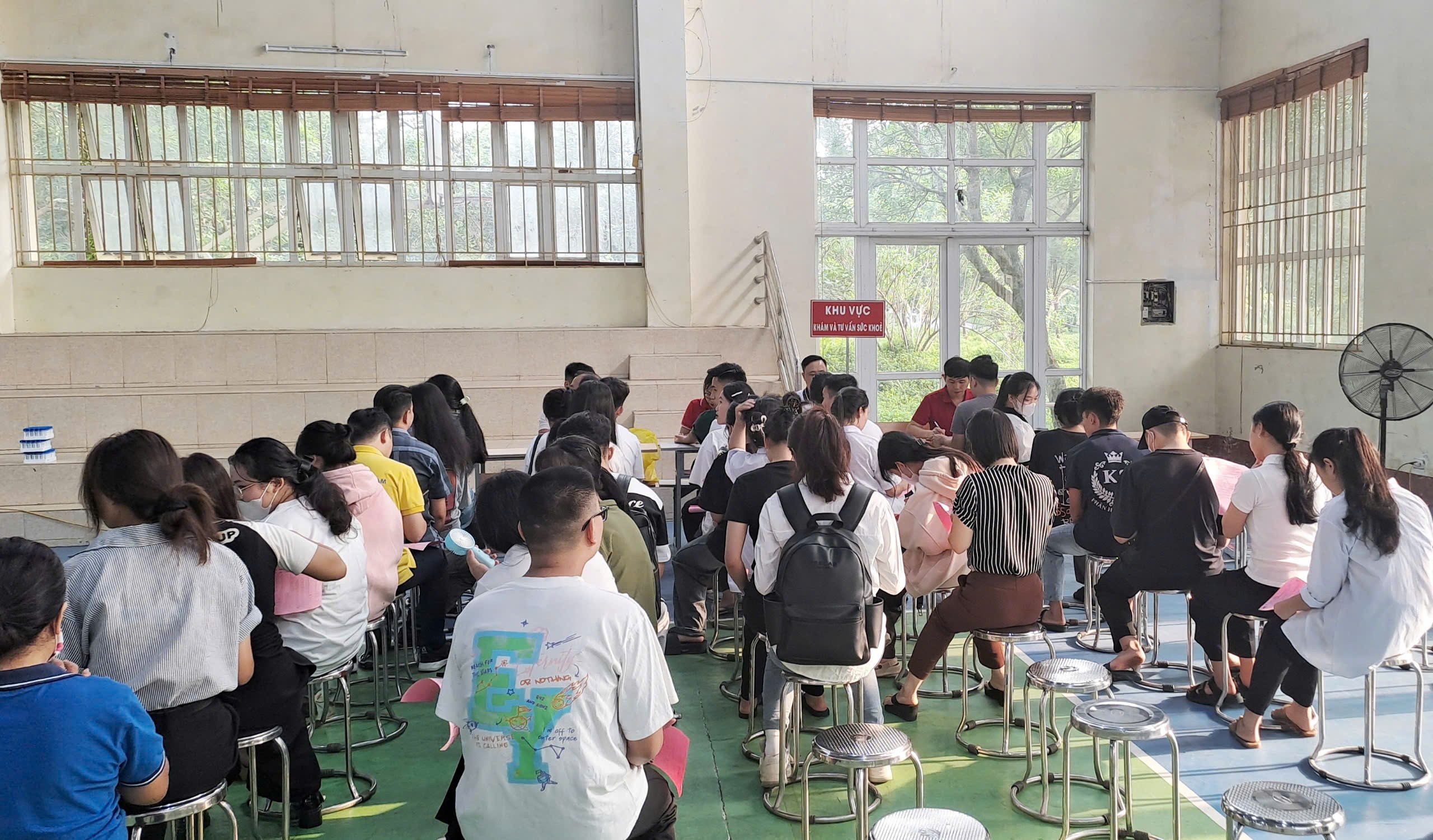Đông đảo sinh viên Phân hiệu Đại học Thái Nguyên tại tỉnh Lào Cai đăng ký tình nguyện hiến máu. z5952392570860-1049e42f3805798fc546388a61335e6a-8316-9394.jpg