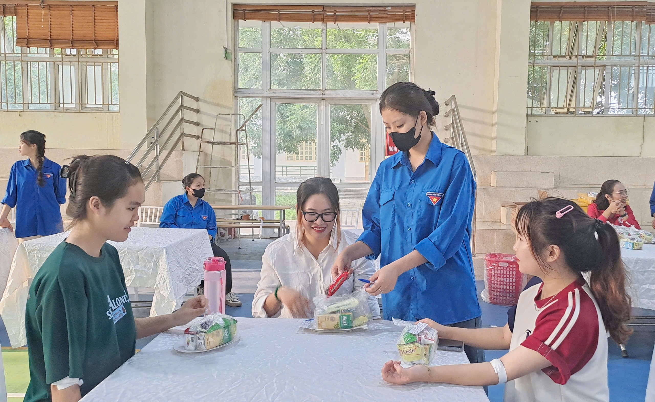 Tình nguyện viên phục vụ tại Ngày hội hiến máu. z5952392555928-5eb30f2b86595e366177a91e3e9c8f66-5324-2489.jpg