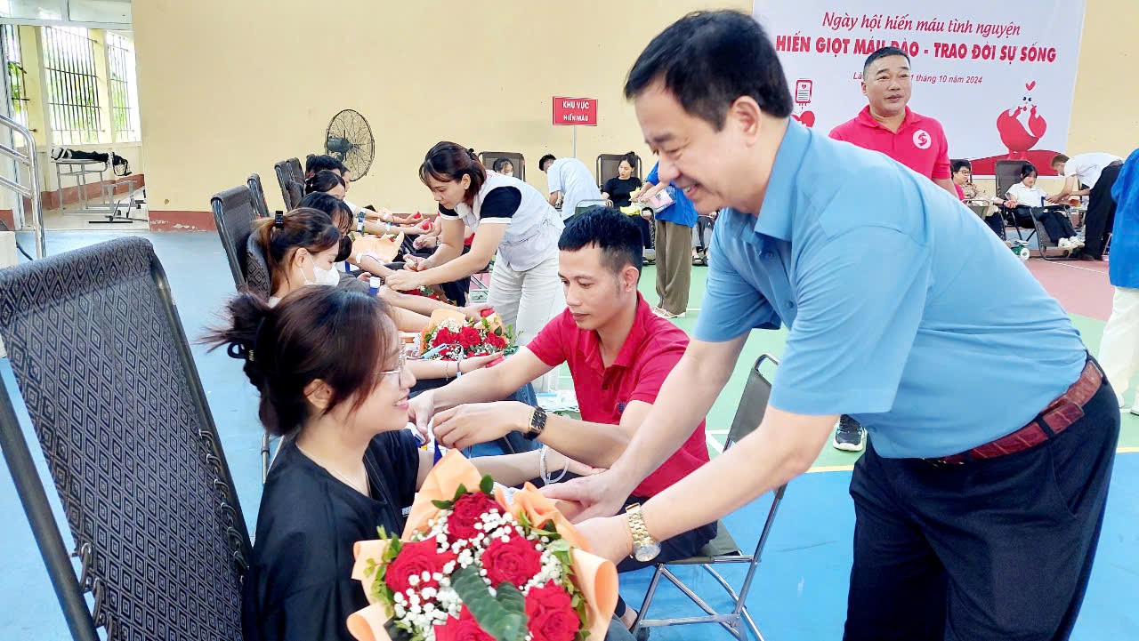 Tặng hoa cho tình nguyện viên. z5952102055409-2313f264188b3dac320c270f6210a1f4-5167-1919.jpg