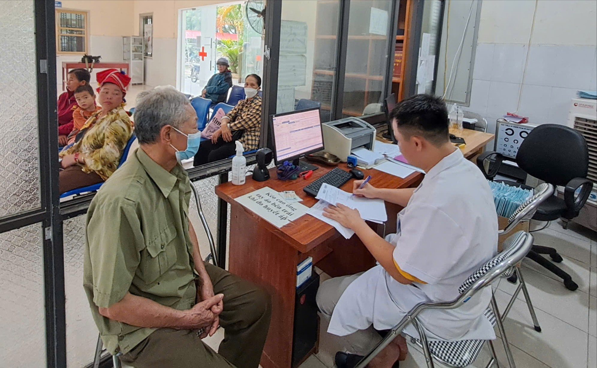 Đảm bảo hoạt động khám chữa bệnh bảo hiểm y tế thông suốt. z6764329991527-928b1c37c4e3827ca1ab8c0d7b4359b1-8968.jpg