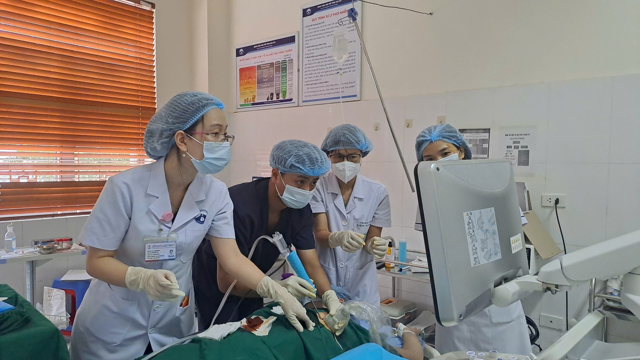 Đảm bảo chất lượng khám, chữa bệnh cho người dân. z6764329943662-1931d9989c2ca17b57e6f17909eaa188.jpg