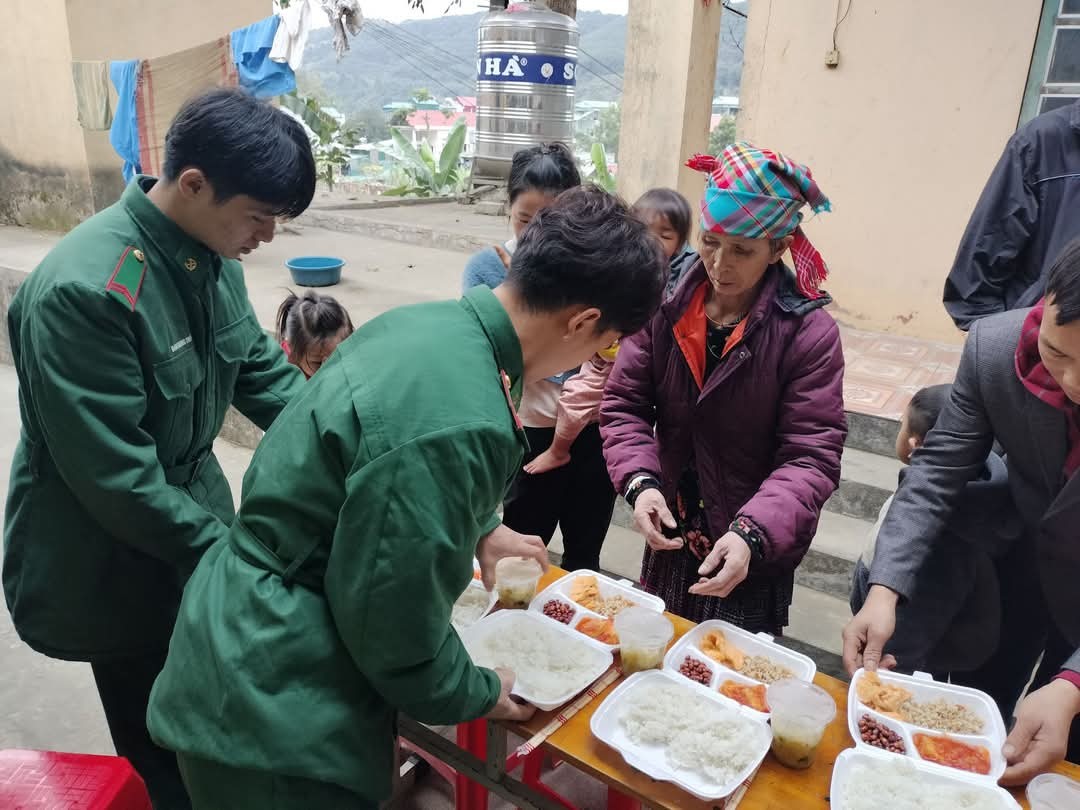 Bữa cơm ấm lòng bệnh nhân nghèo. 1000030083.jpg