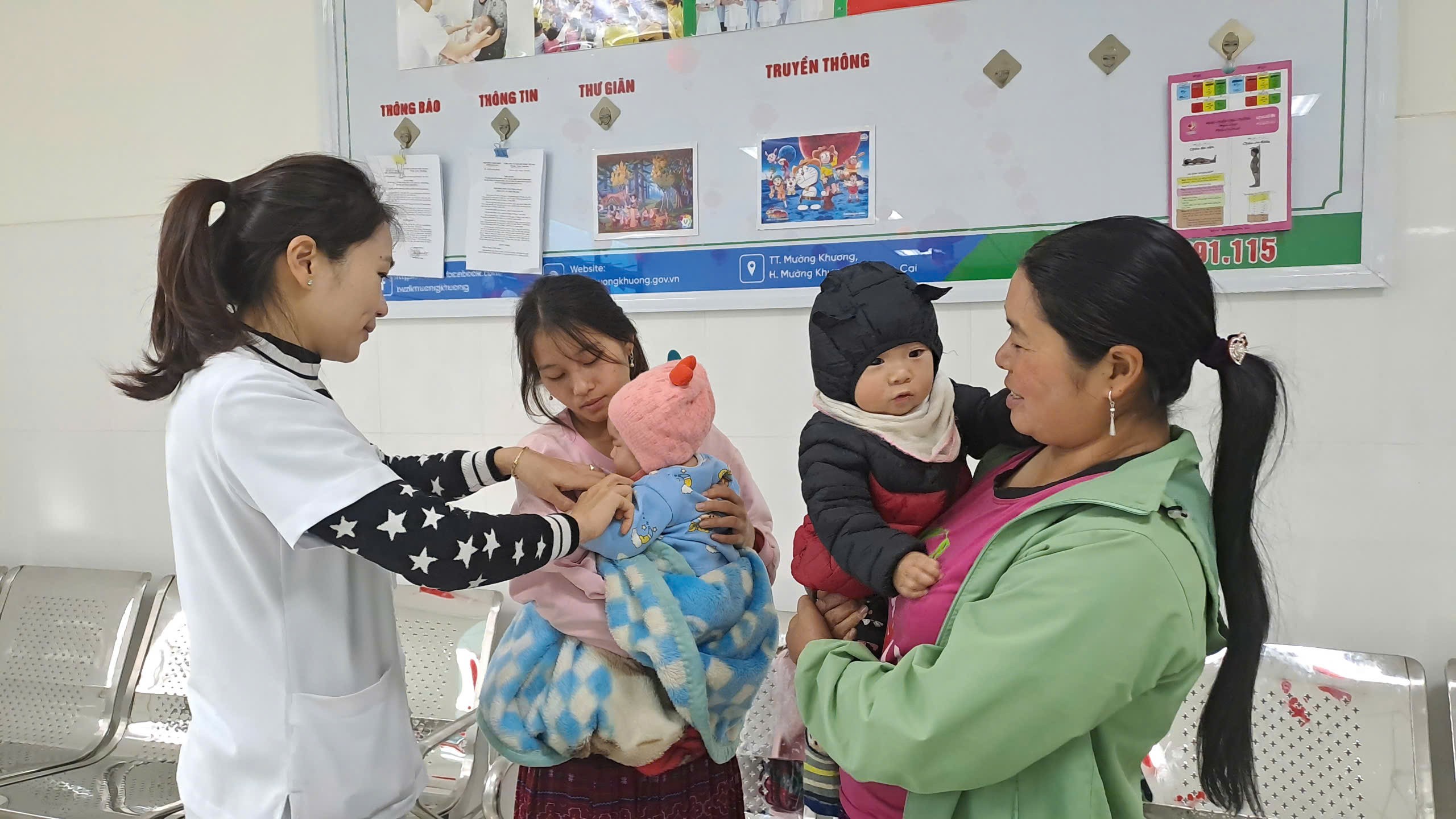 Cán bộ y tế tuyên truyền cho các bà mẹ biện pháp giữ ấm, bảo vệ sức khỏe cho trẻ nhỏ. z6287259679508-5b3ec15bf7582ad74ea42c07a111be41.jpg