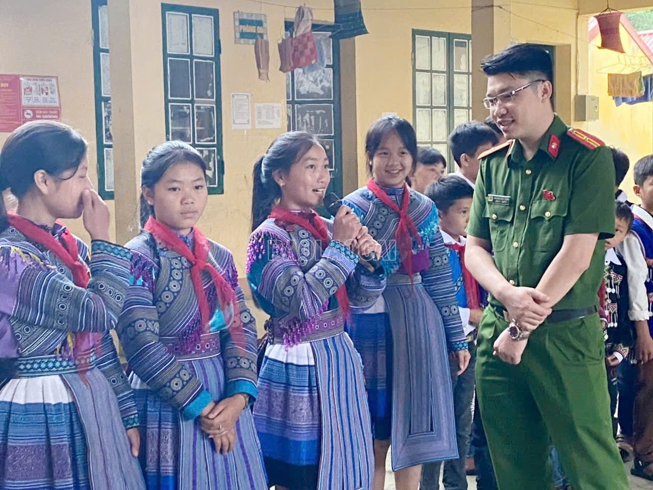 Học sinh nữ trường THCS Tả Ngài Chồ tự tin nói lên ý kiến của mình. baolaocai-c_z7067780512131-d5705a5ca480af83de6e7006de61cc6a.jpg