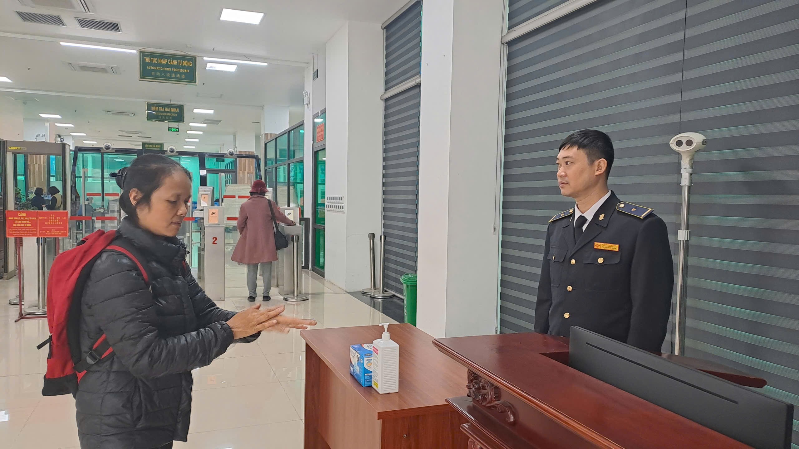 Trung tâm Kiểm dịch y tế quốc tế tăng cường hoạt động tuyên truyền, kiểm dịch y tế. z6233045964455-67a4a3b55f669c1d89ffdfe18dcc534c.jpg