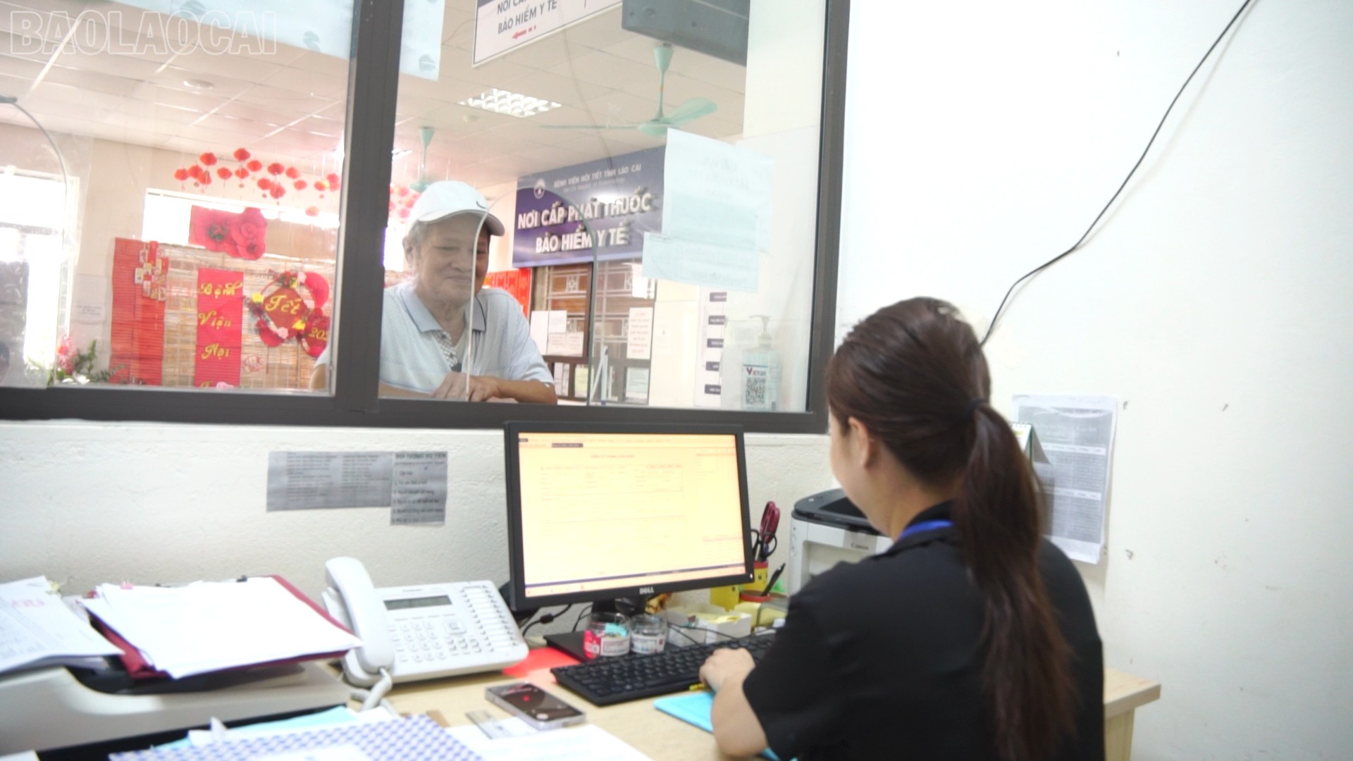 Người dân thuận lợi khi thông tin được cập nhật trong Sổ sức khỏe điện tử. kham-chua-benh-3-4800.jpg