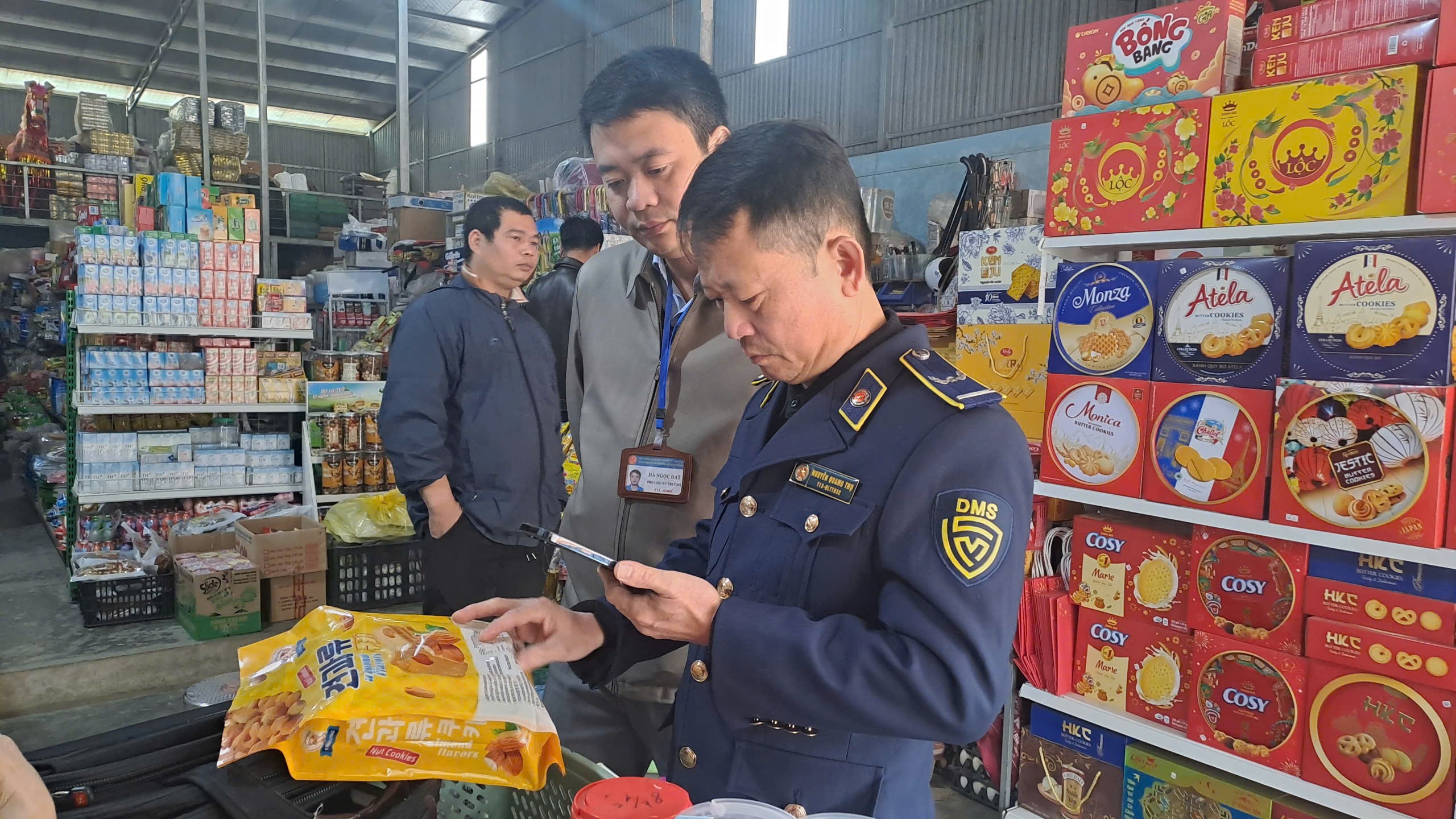 Kiểm tra nguồn gốc sản phẩm. z6235632533588-98e0065a55f51011dbbd1b2db1cf79a8.jpg