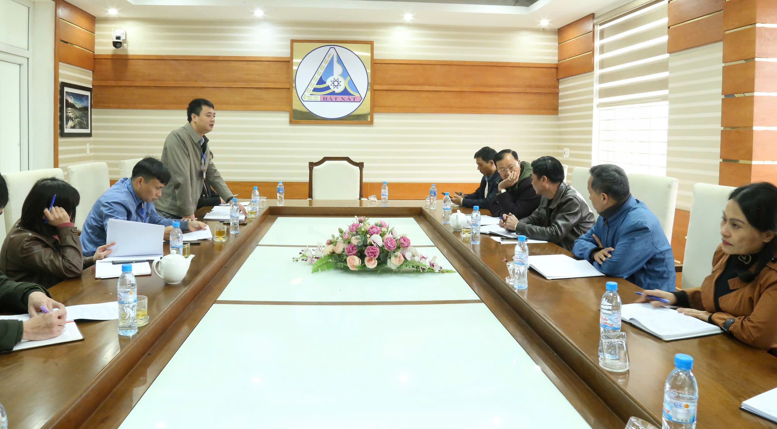 Quang cảnh buổi làm việc. z6235616512558-945563f1fc4ae9aa636125788a931ca1.jpg