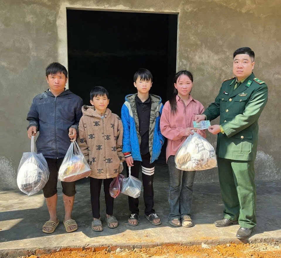 Thiếu tá Phạm Quang Thảo trao hỗ trợ cho các em. z6232586054438-d661a96fb20eae6cd935228c139e6273.jpg