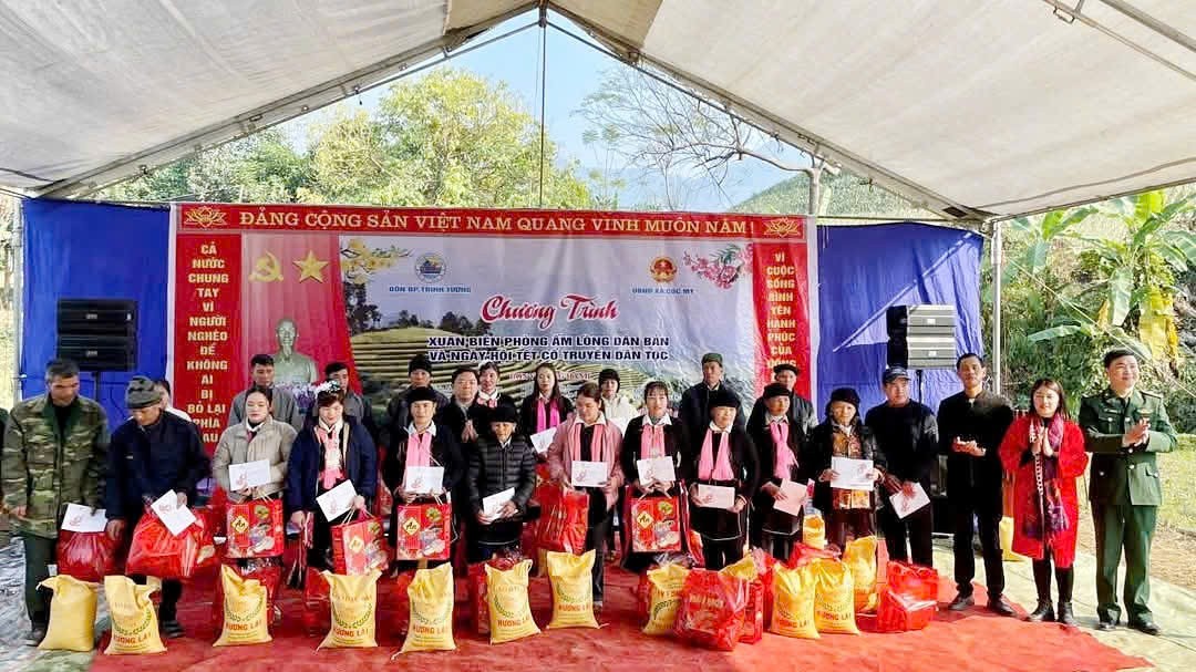 Chương trình "Xuân Biên phòng ấm lòng dân bản" được tổ chức giúp người dân đón Tết đủ đầy hơn. z6232599395459-f09283de358f90ec85e5959a721bc698.jpg